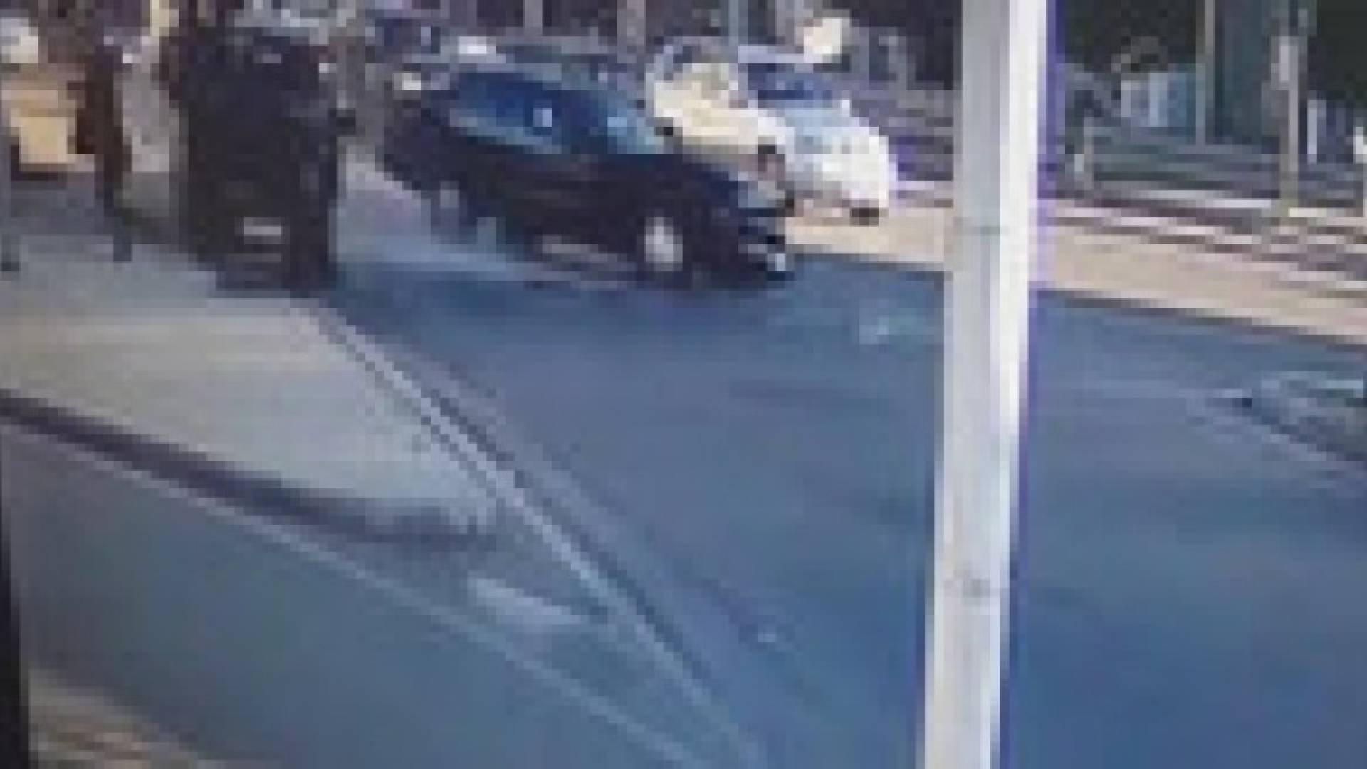 بالفيديو.. امرأة تنجو بأعجوبة من حادث سير قاتل