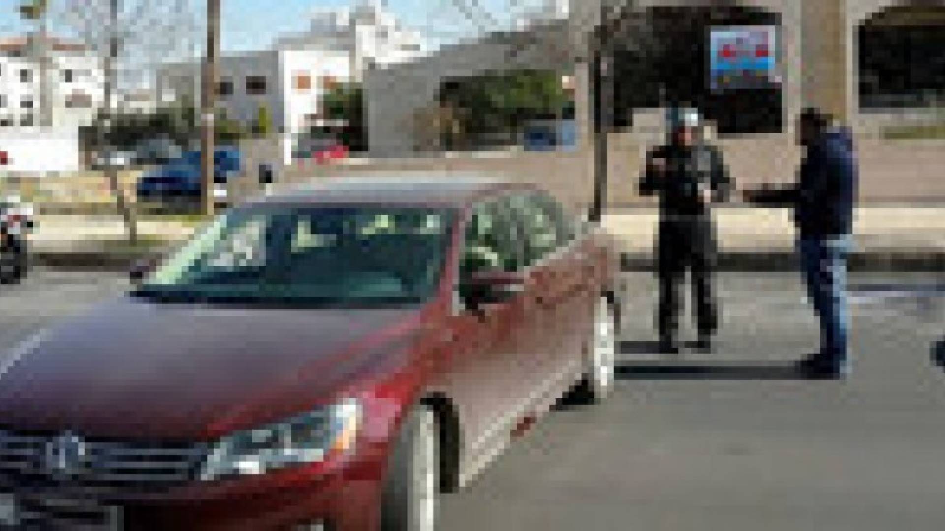مواطن يغلق شارع عبدالله غوشة بعد مخالفته.. صور