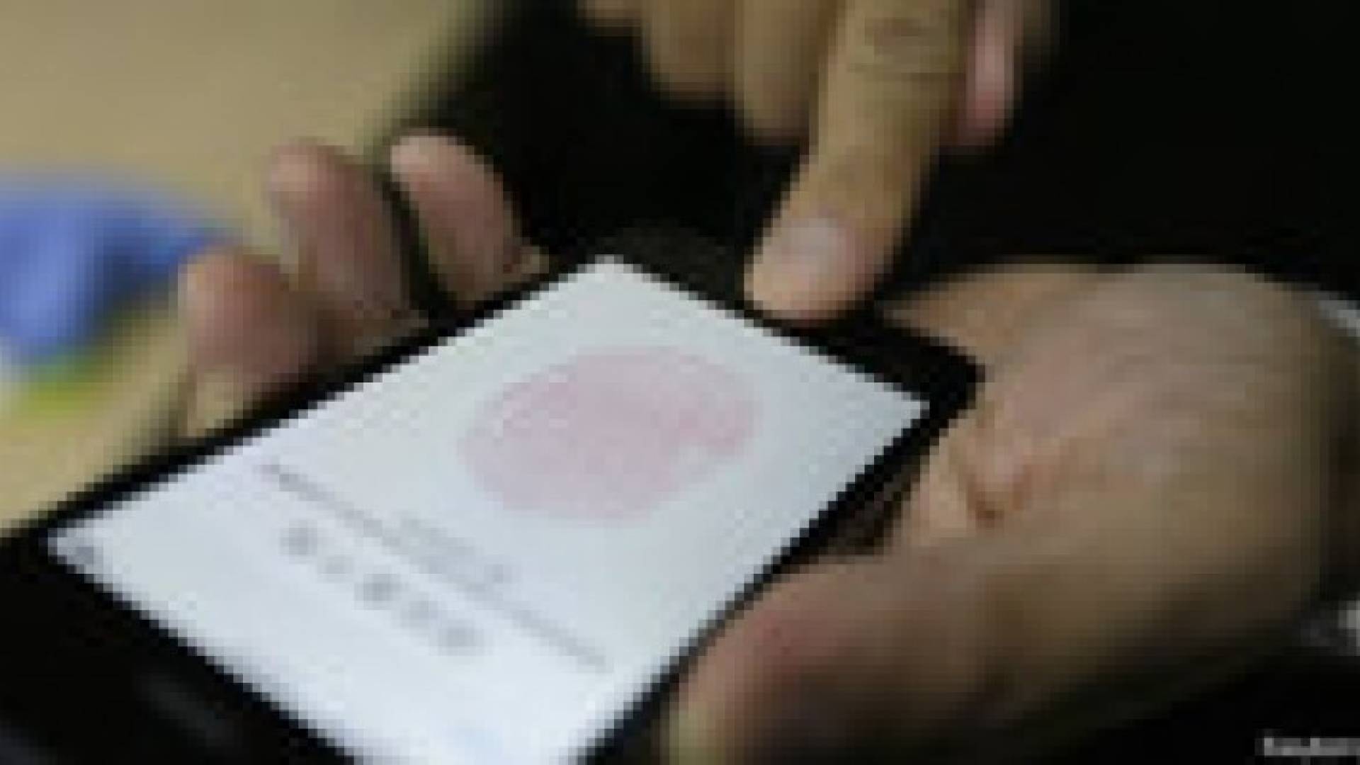 قرصان يستنسخ بصمات أصابع أحد السياسيين عن طريق الصور