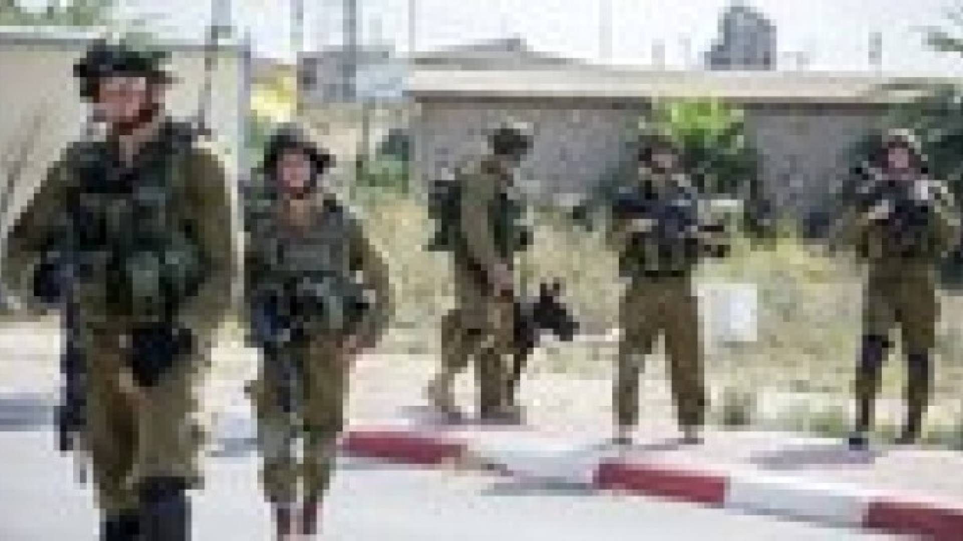 إلقاء عبوة ناسفة على جيش الاحتلال  بالخليل وإصابة فلسطينيين اثنين