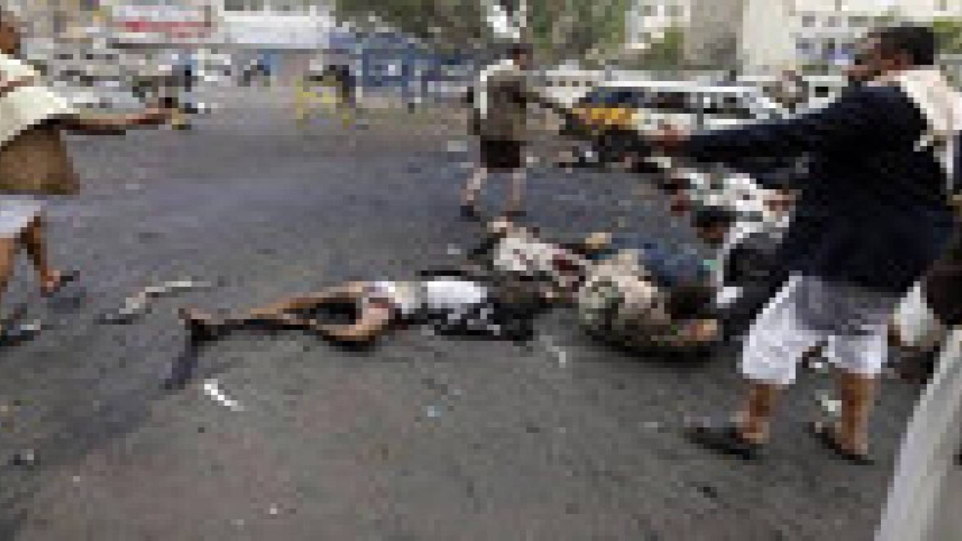 مقتل 25 في تفجير انتحاري استهدف حفلا لجماعة الحوثي وسط اليمن