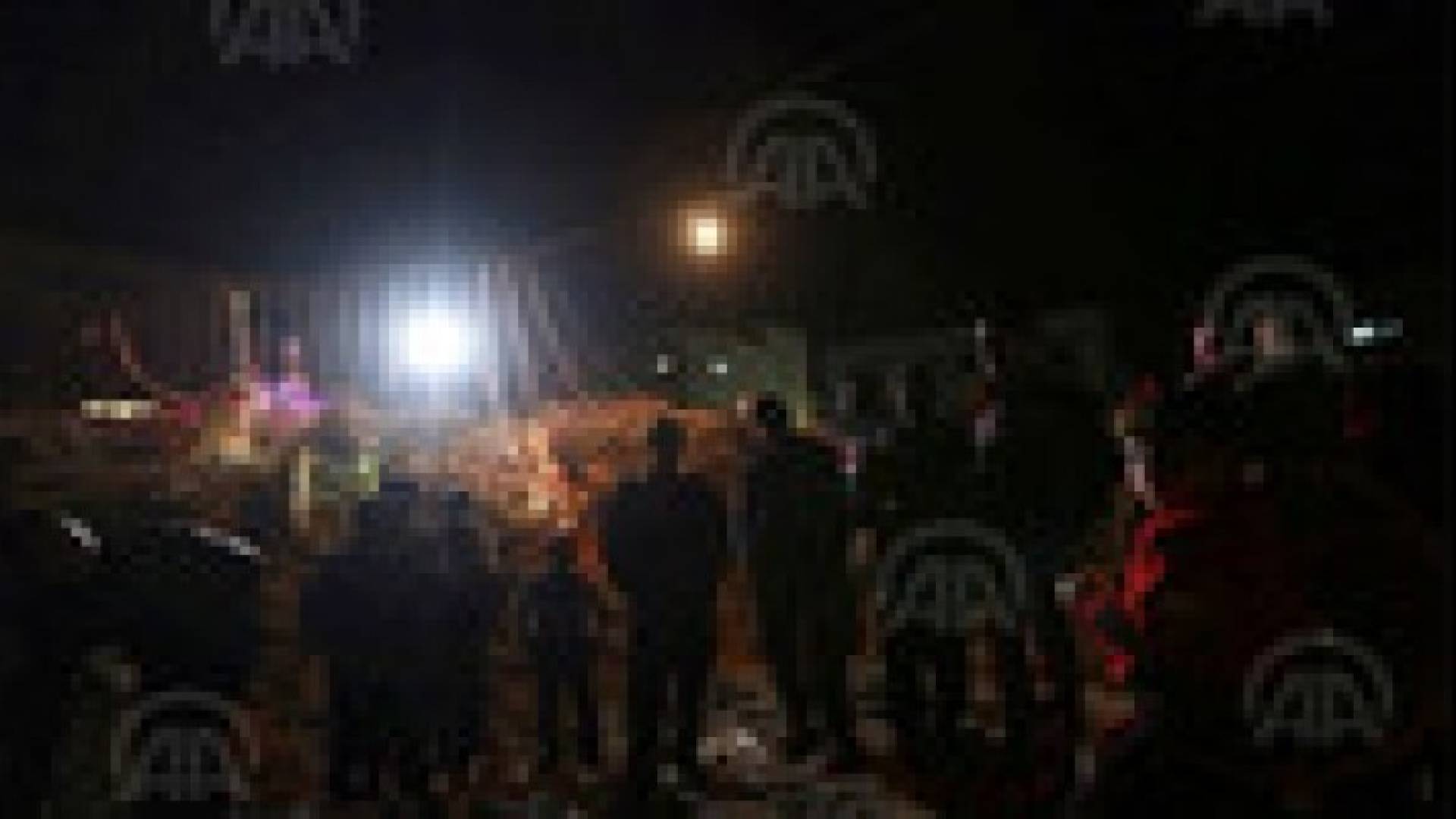 غزي يزين "ركام" منزله بأضواء "رأس السنة" للفت أنظار العالم لمعاناة مشردي الحرب