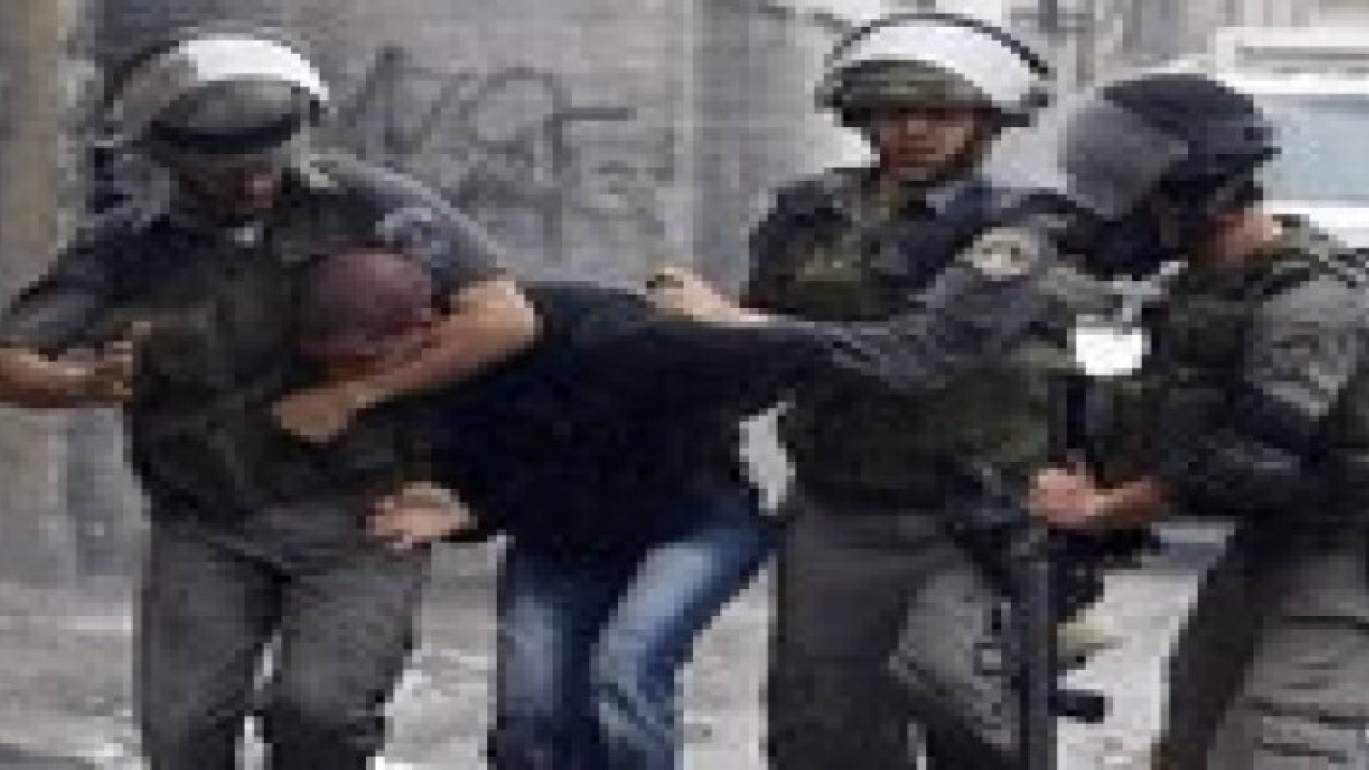 الاحتلال يعتقل فلسطينيا تدعي قيامه بطعن شرطيين اثنين