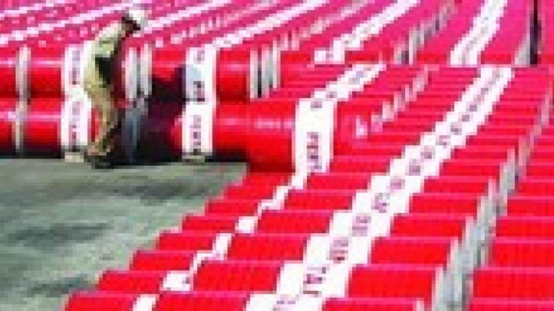 برميل النفط يقترب من 56 دولارا