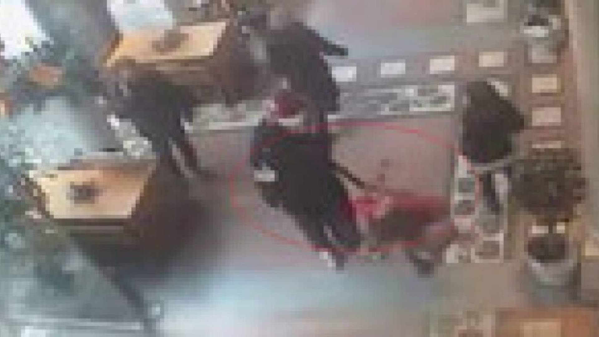 بالفيديو.. اعتقال إيطالي أسقط امرأة أرضا بلكمة على وجهها