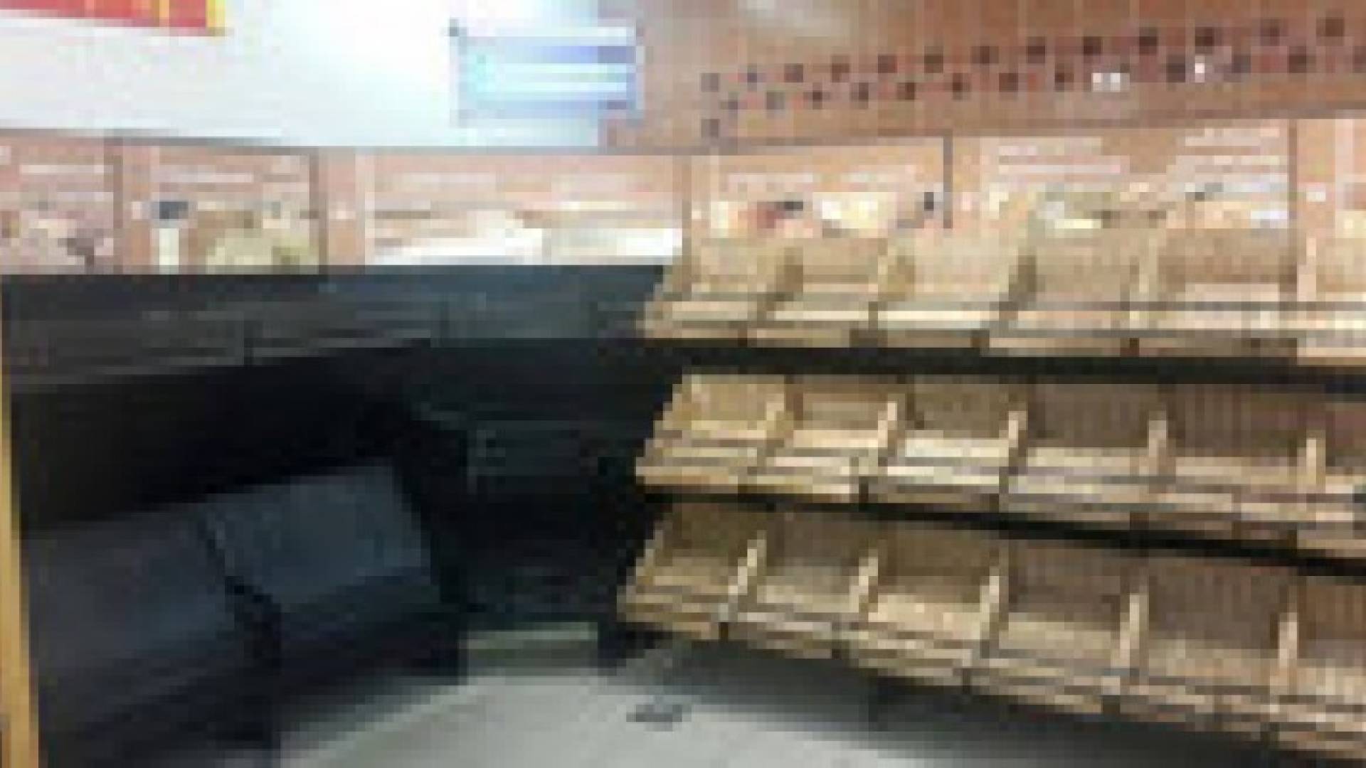 نفاذ المواد التموينية بأحد مولات عمان استعدادا لـ"هدى".. صور