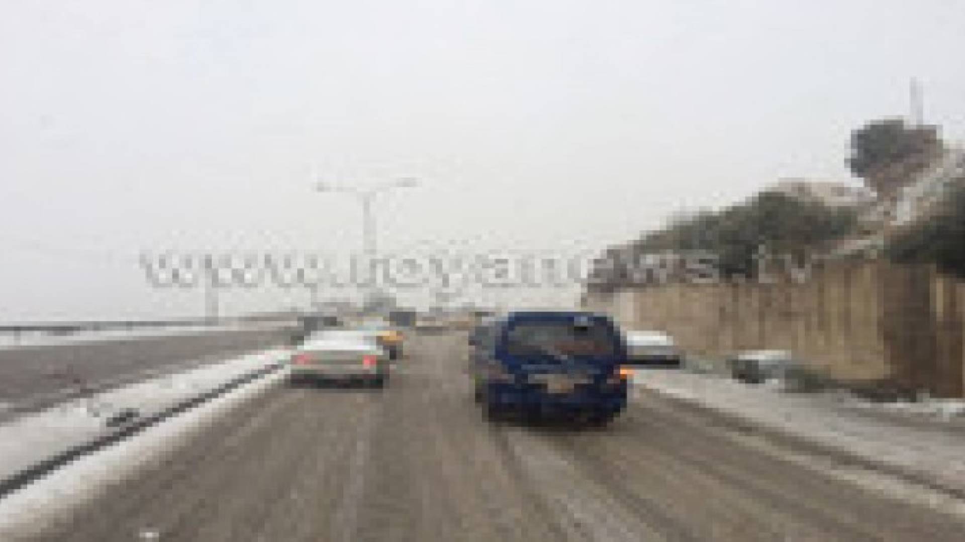 ازدحمات مرورية على طريق " صافوط " بسبب الثلوج .. صور