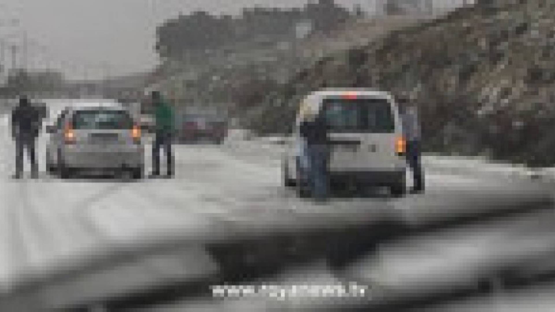 انزلاق مركبات مع بدء تساقط الثلوج في عمان .. فيديو