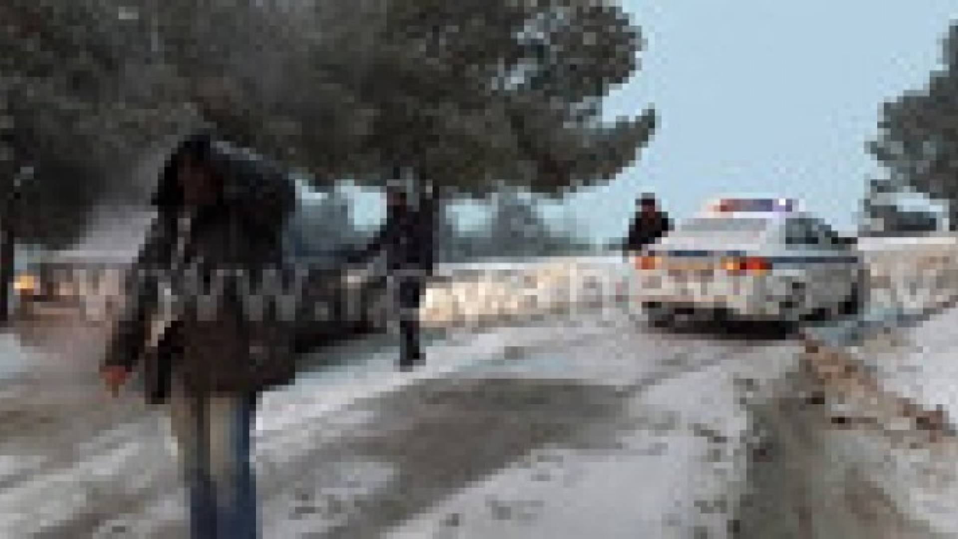 مئات السيارات عالقة على طريق المطار.. صور وفيديو