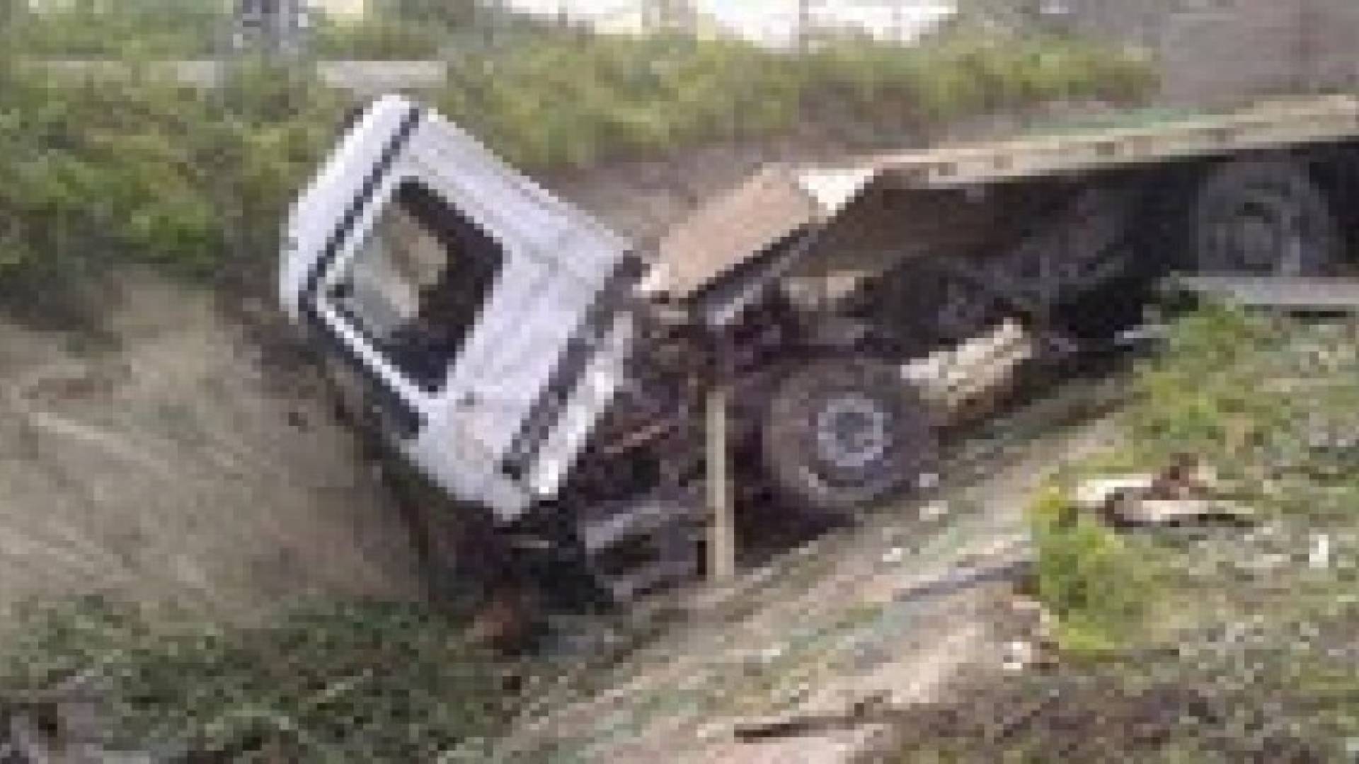 حادث سير بين شاحنتين يغلق طريق عمان العدسية
