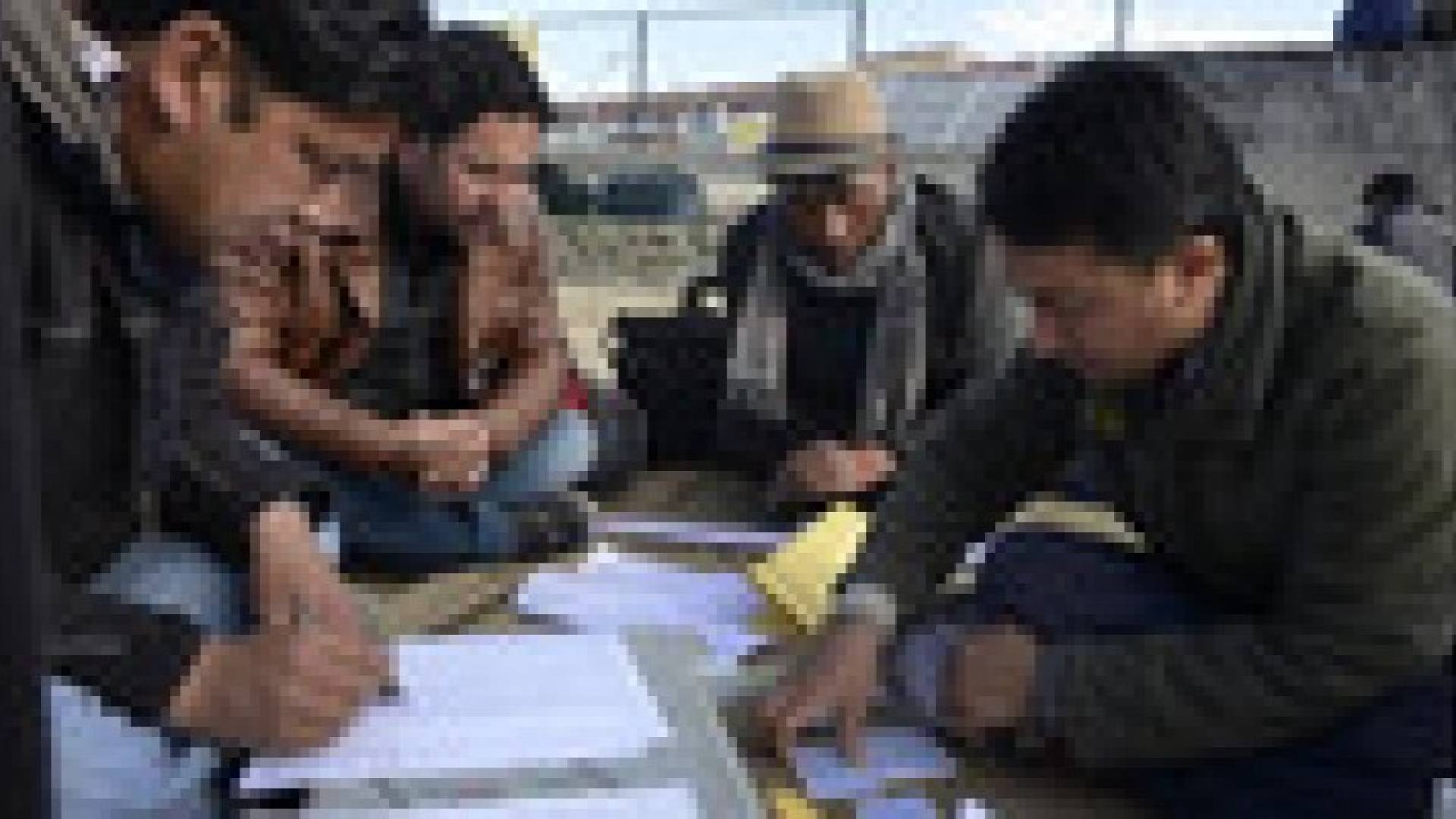 طرد من العمل بسبب تغيبه قرابة ربع قرن