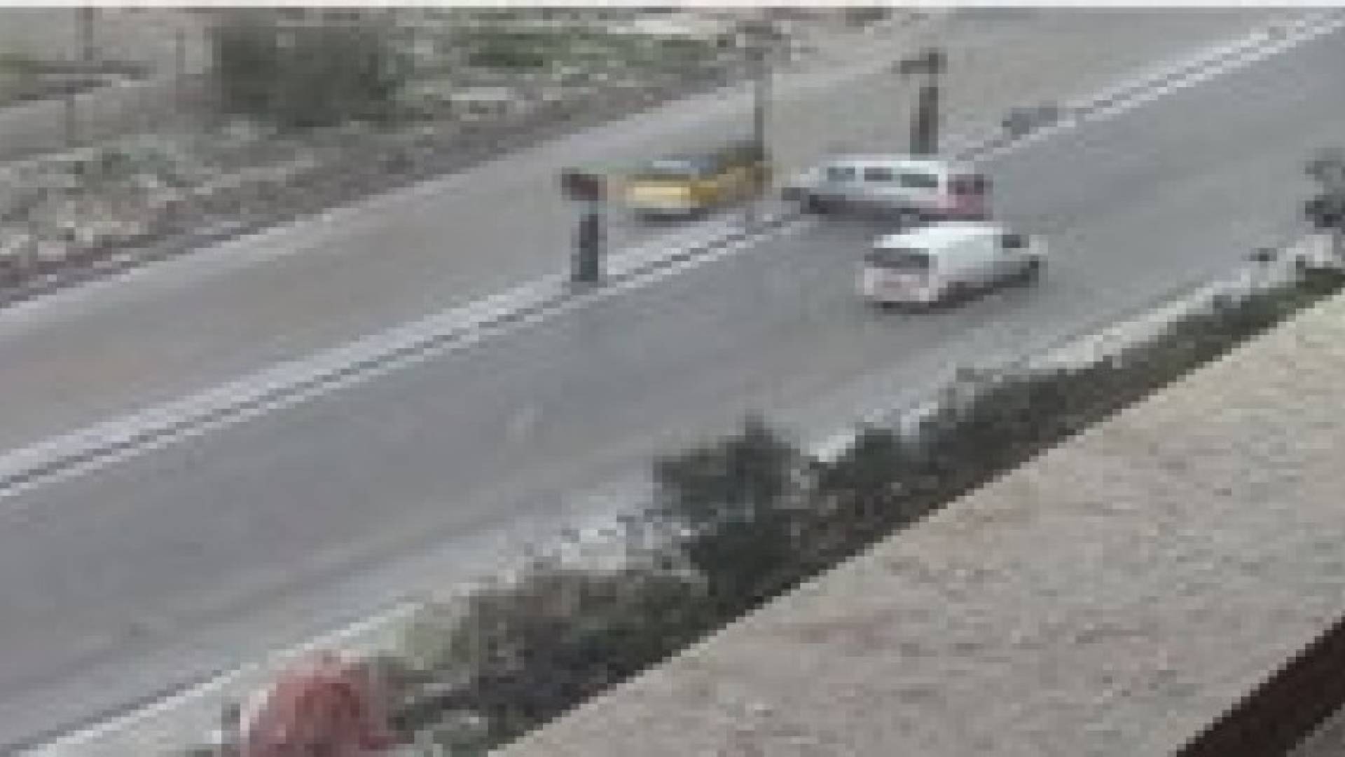 بالفيديو : عشرات الحوادث والانزلاقات على طريق صويلح - البقعة