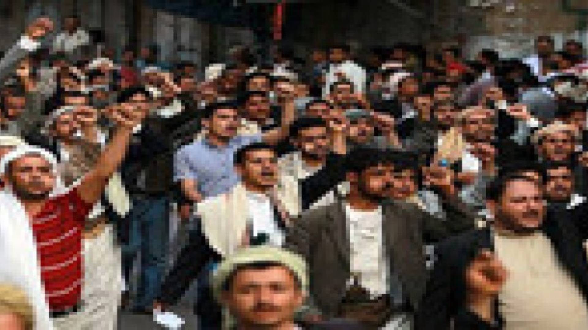 مئات اليمنيين يشيعون ضحايا تفجير كلية الشرطة بصنعاء