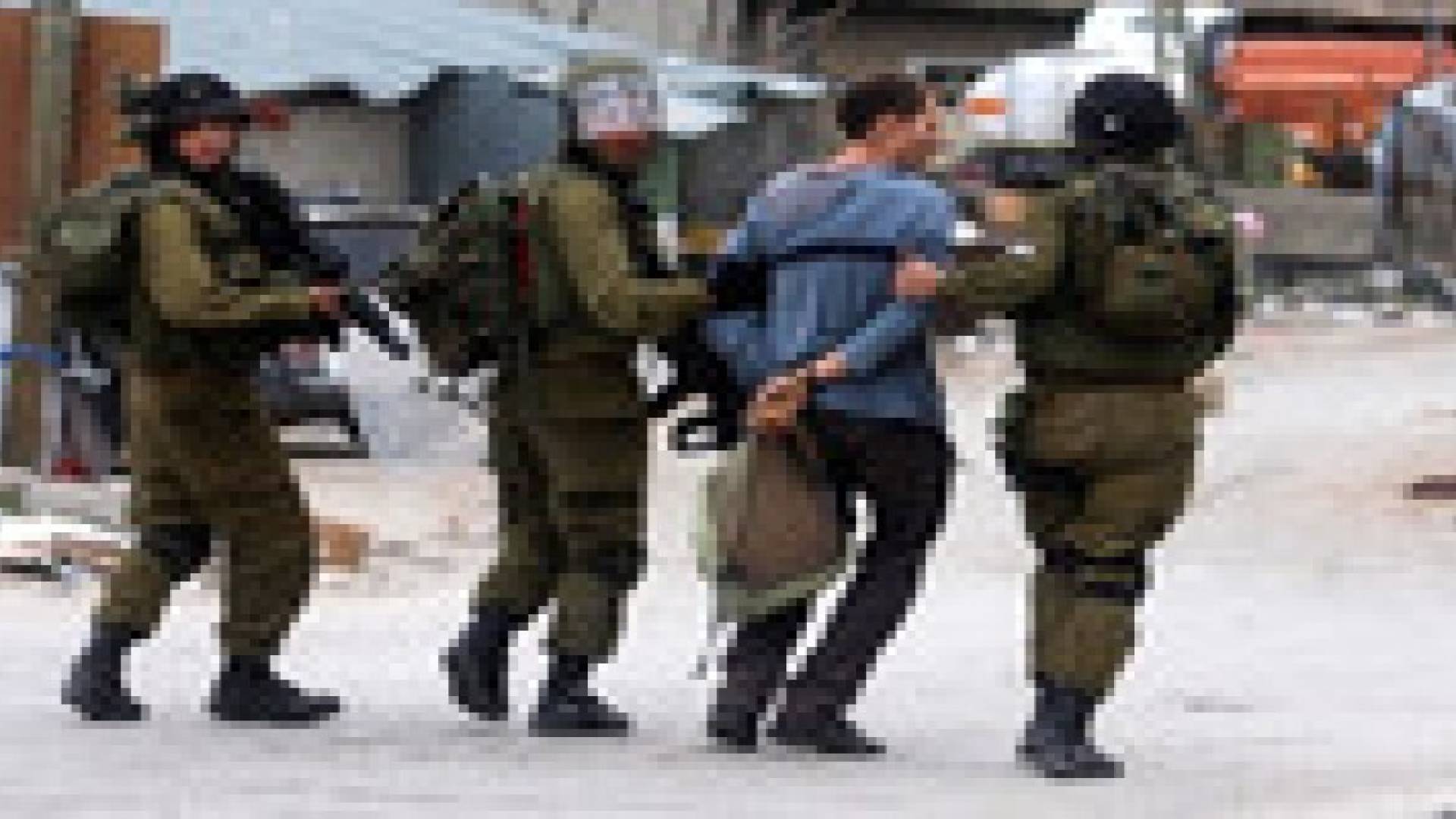 الاحتلال يعتقل 11 مواطنا بالضفة ويغلق مداخل بلدة عزون بقلقيلية