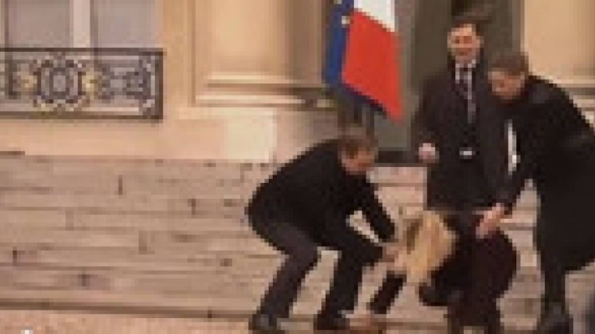 بالفيديو.. رئيسة وزراء الدانمارك تتعثر أمام الإليزيه