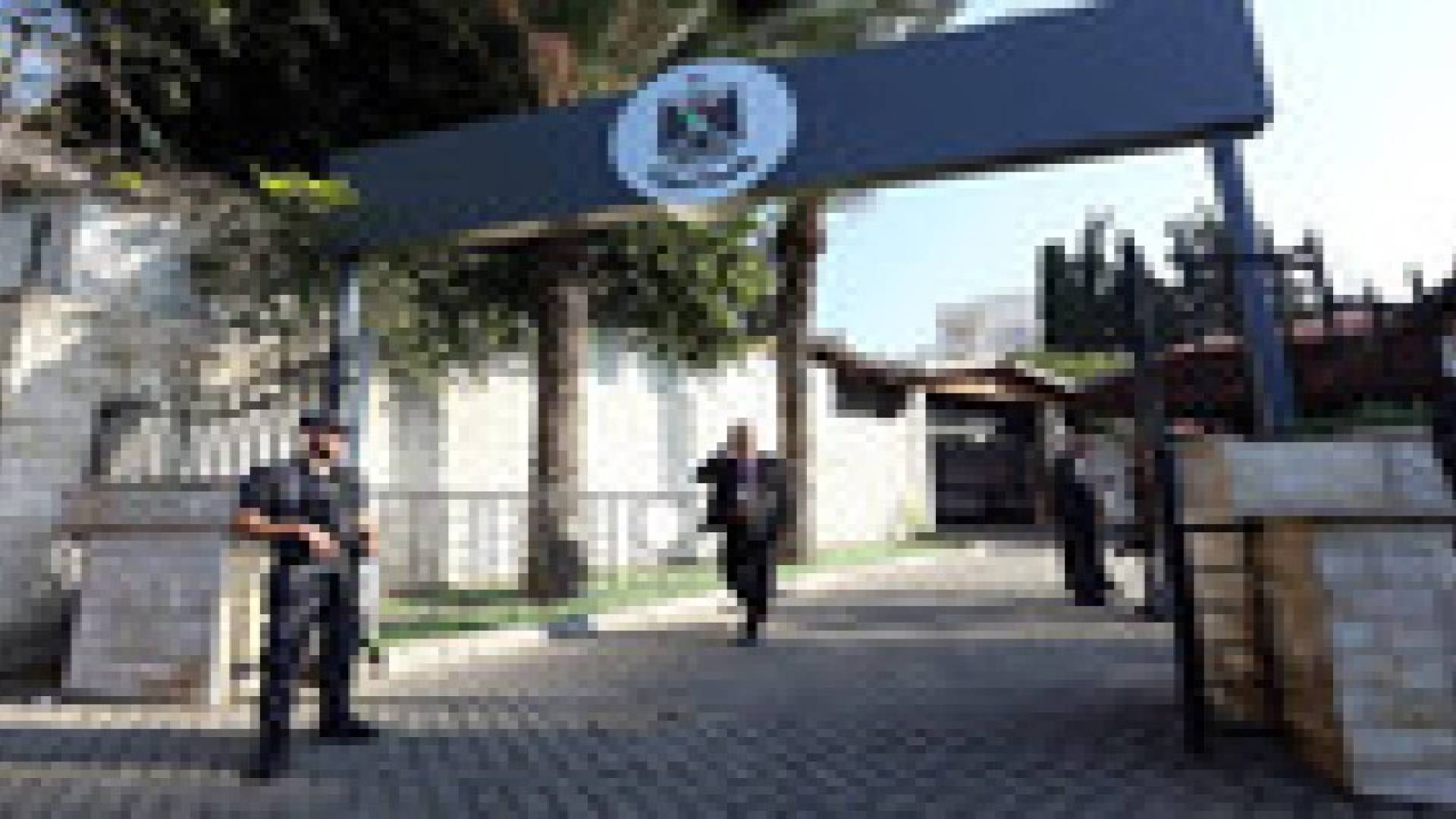 موظفو غزة يقتحمون مبنى "رئاسة الوزراء" احتجاجا على عدم صرف "رواتبهم"