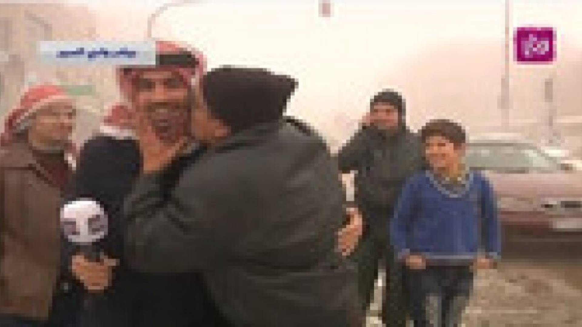 مواطن "يقبل" مراسل رؤيا على الهواء مباشرة.. فيديو