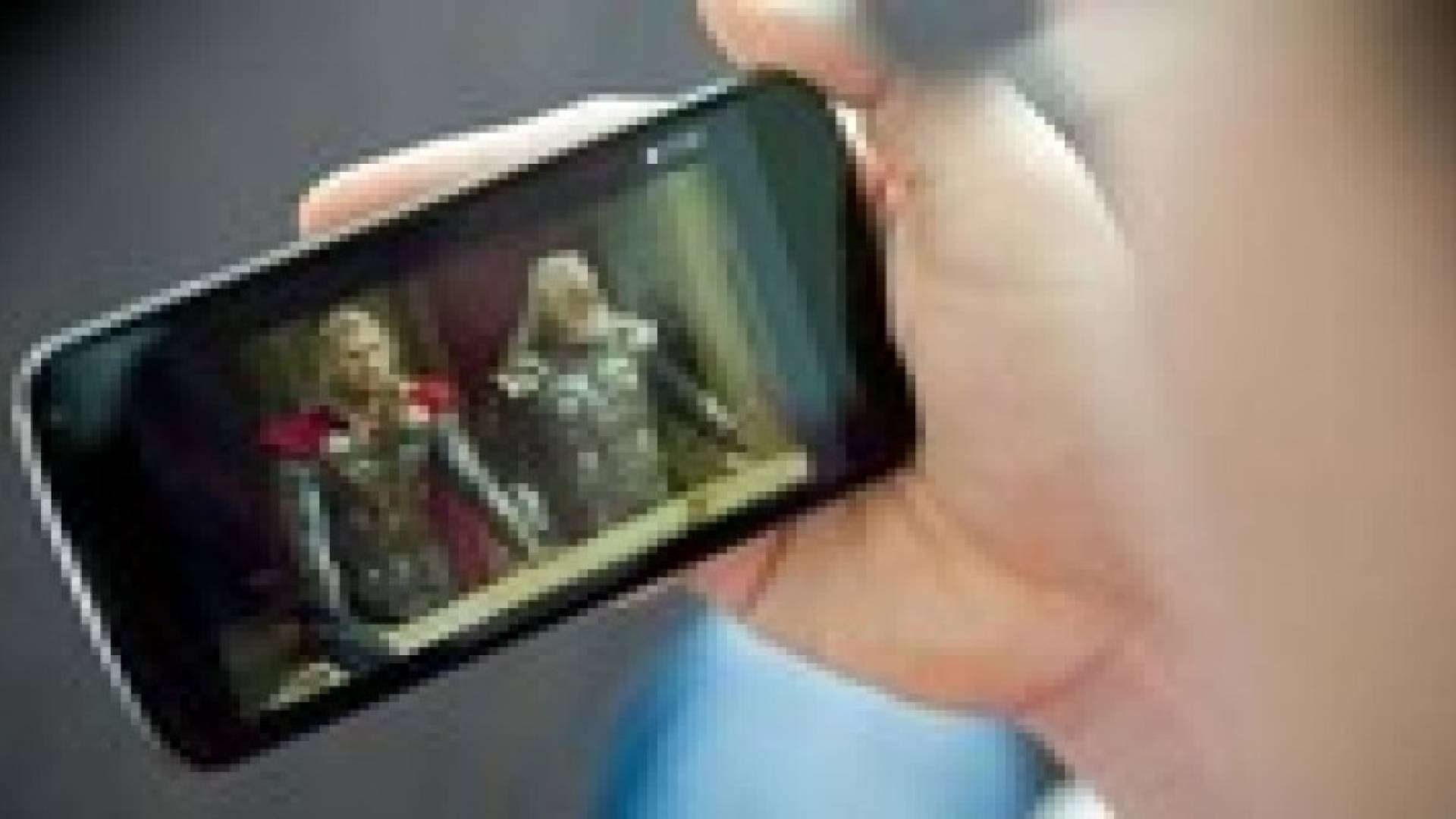 التحديق في شاشة الهاتف الذكي يجهد العين