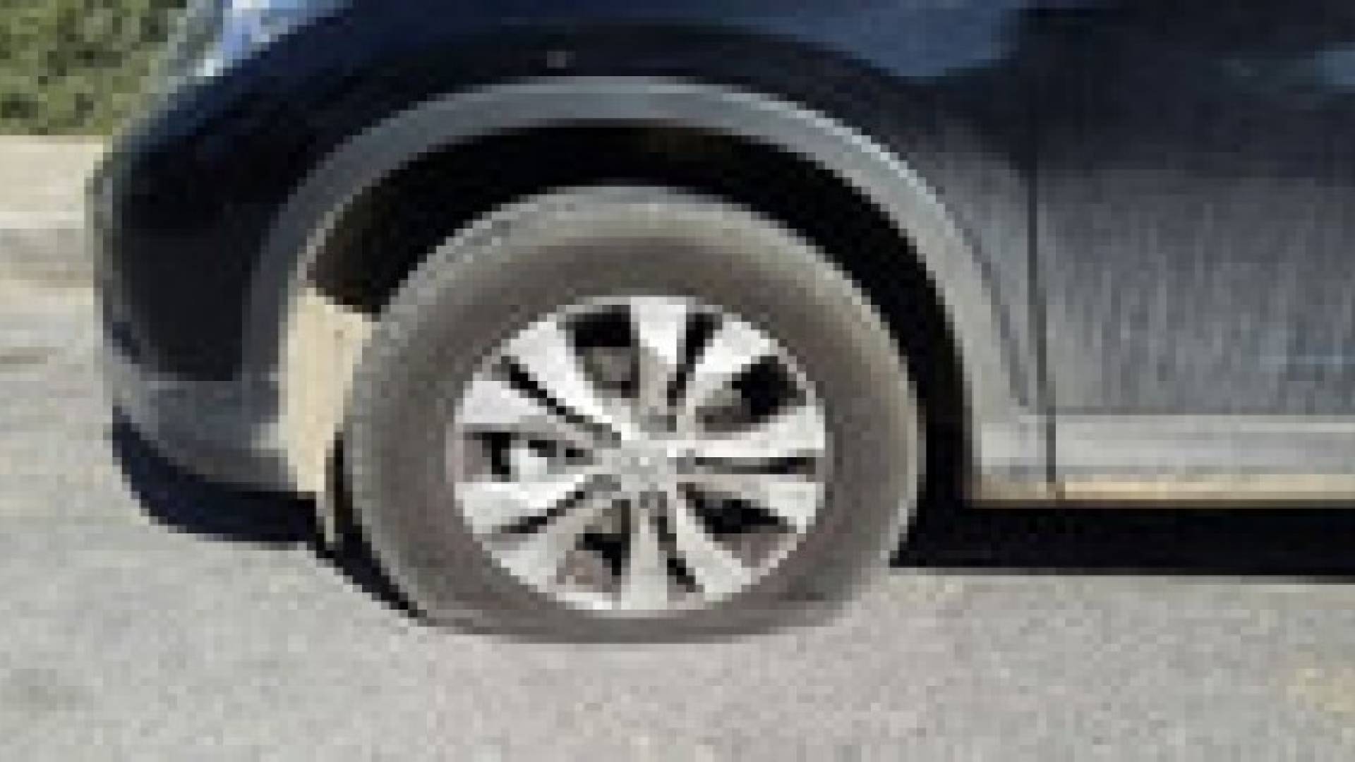 مستوطنون يعطبون إطارات 11 مركبة فلسطينية في بيت صفافا بالقدس