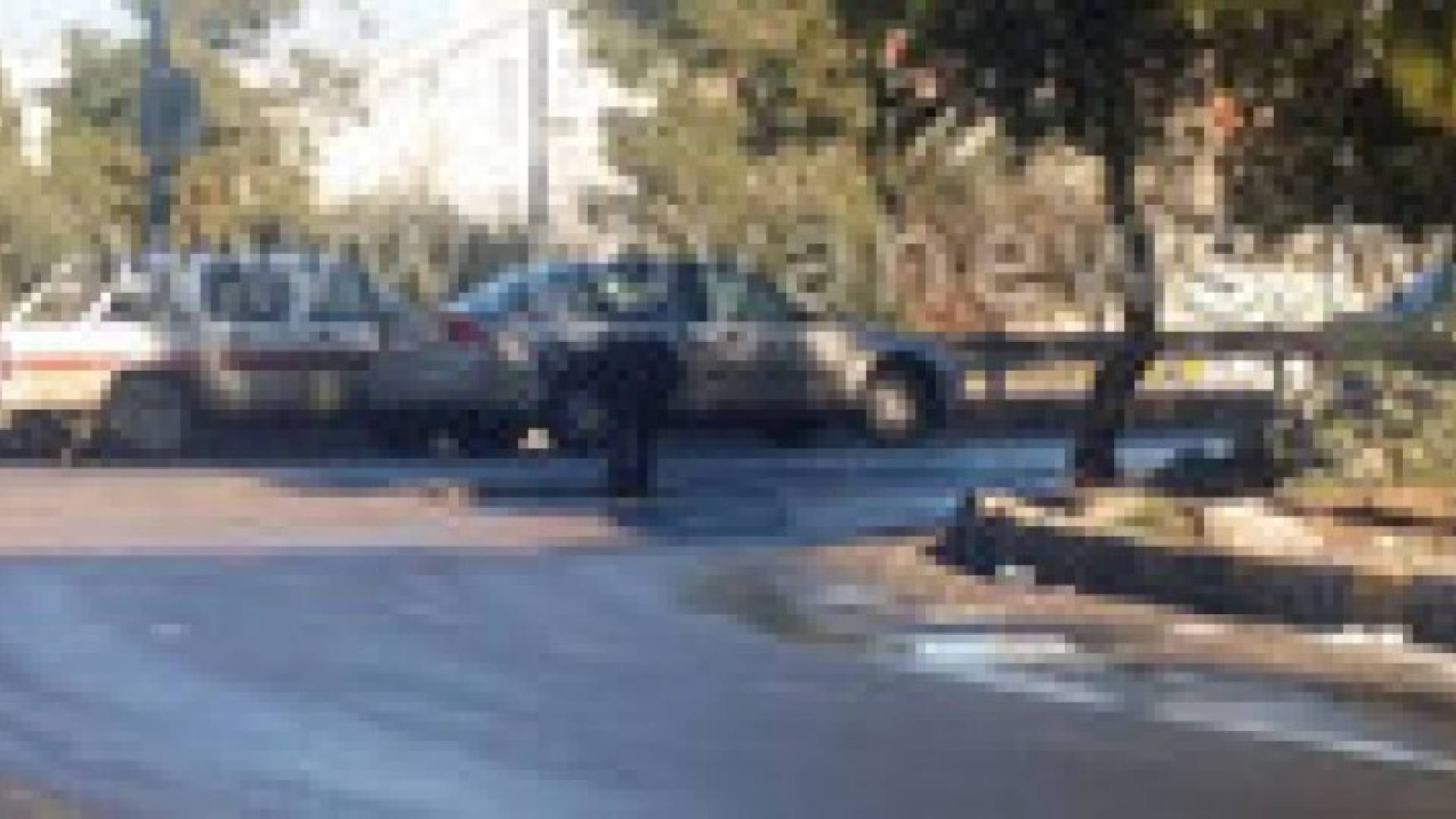 رقيب سير يطمر حفره سببتها العاصفة " هدى " على السابع