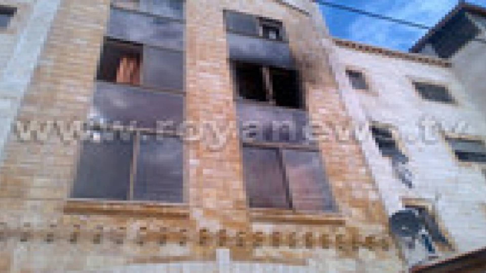 وفاة طالبة بحرينية وإصابة ثلاث طالبات في حريق احد السكنات أمام الجامعة الأردنية