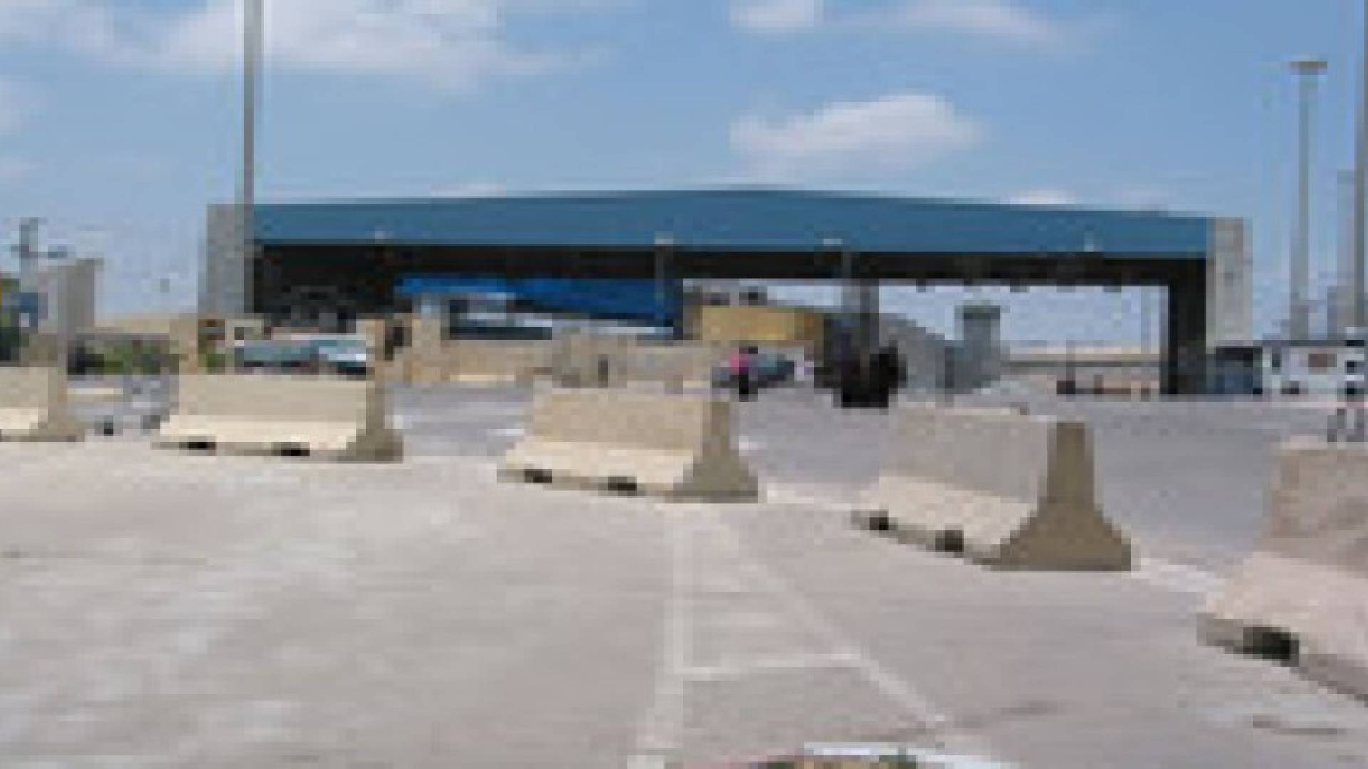 سلطات الاحتلال تعتقل تاجرا فلسطينيا من غزة على معبر بيت حانون