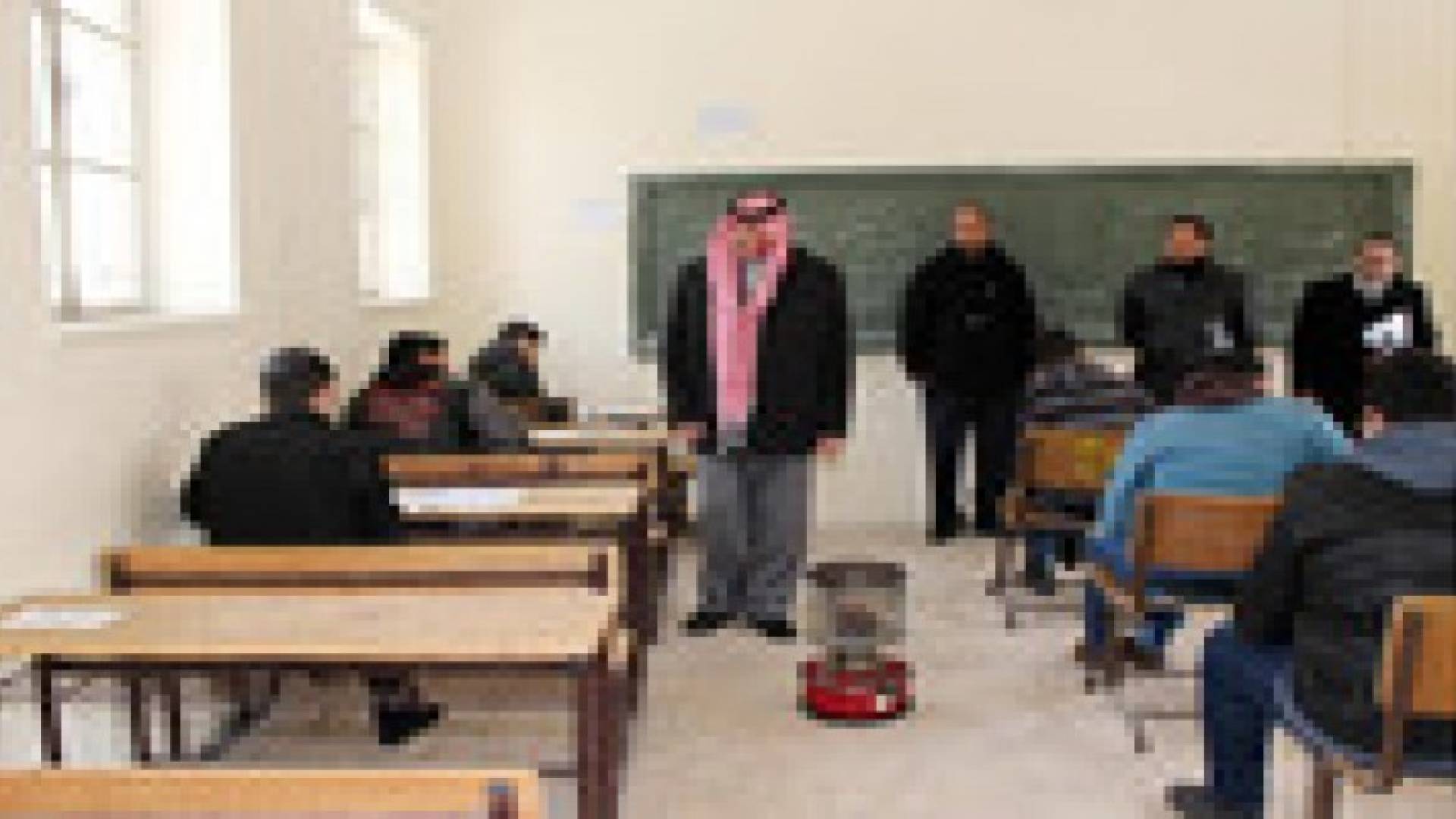 الذنيبات يتفقد عددا من قاعات امتحان الثانوية العامة بمنطقة صويلح