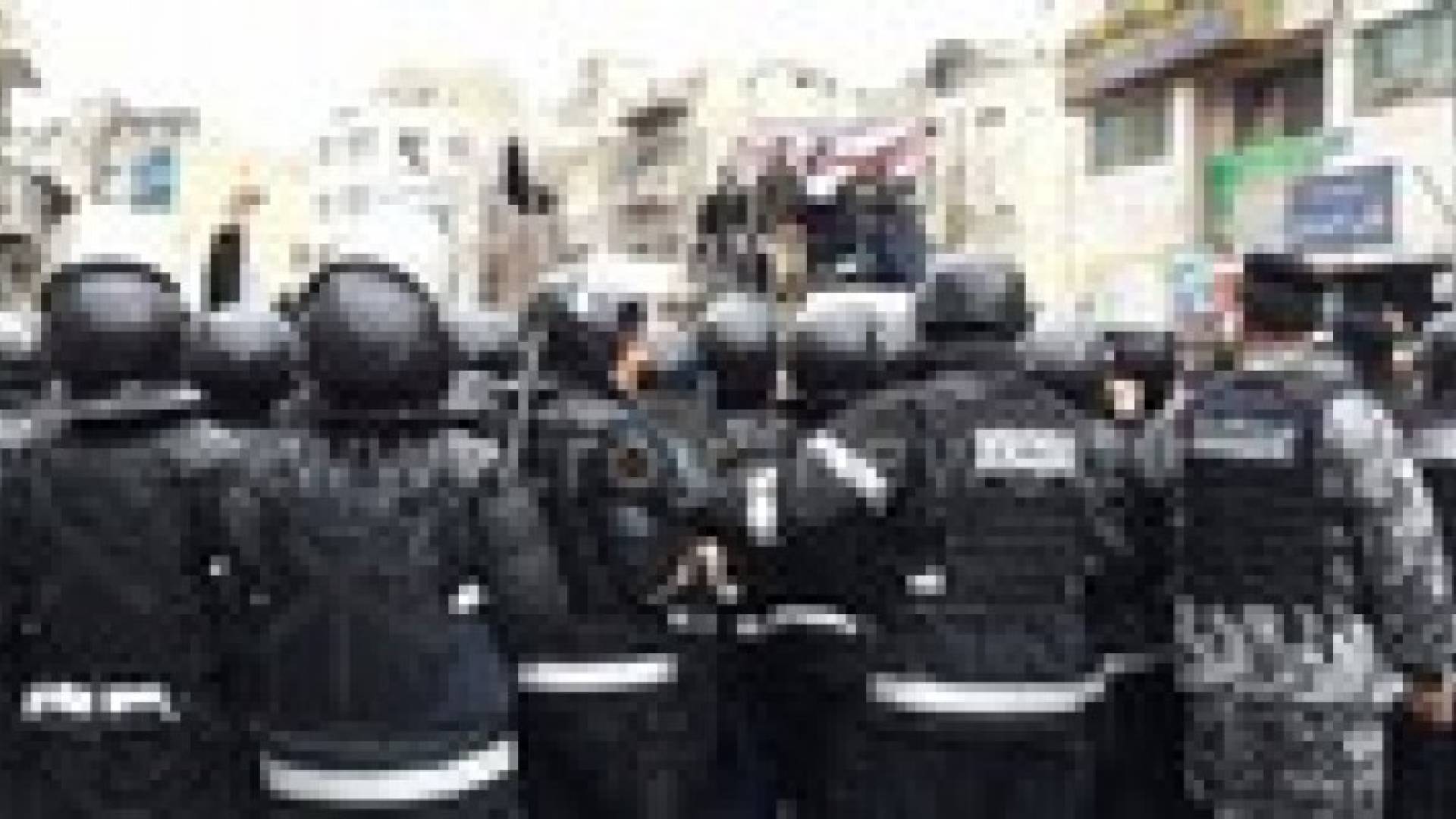 مناوشات بين الدرك ومتظاهرين حاولوا الوصول الى السفارة الفرنسية.. صوروفيديو