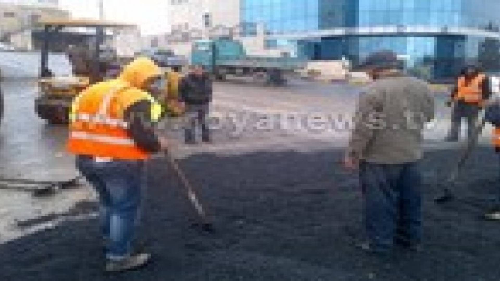 بدء اصلاح الشوارع المتضررة من العاصفة "هدى".. صور