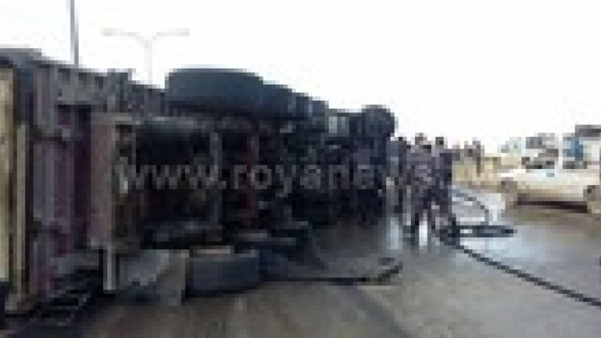 تدهور شاحنة على طريق العدسية .. صور