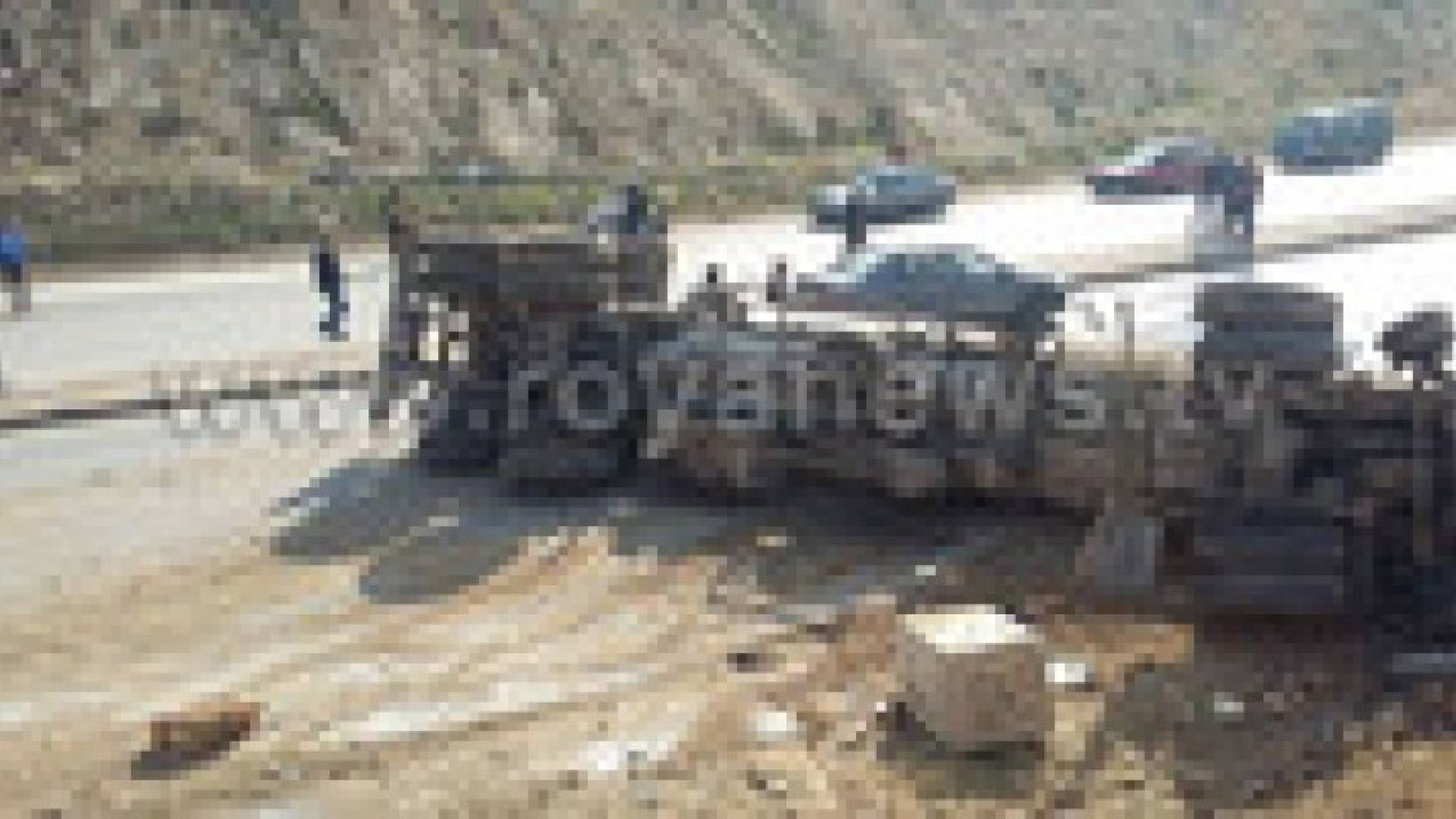 انقلاب شاحنة محملة بالزيوت على طريق البحر الميت.. صور