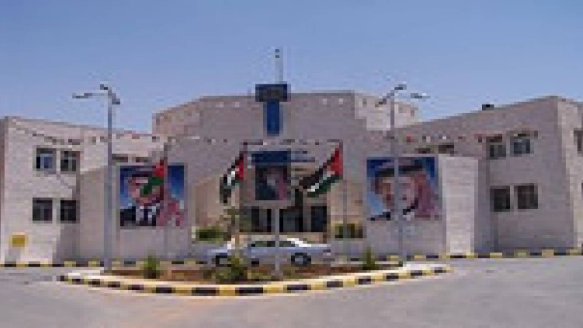 انهيار أجزاء من  مبنيان سكنيان في محافظة الزرقاء