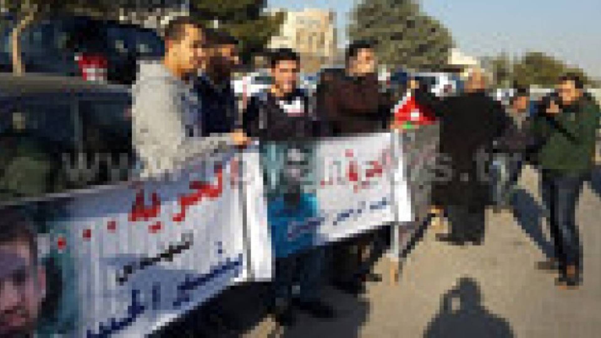 العشرات يعتصمون للمطالبة بالإفراج عن الأسری المحررين من سجون الاحتلال