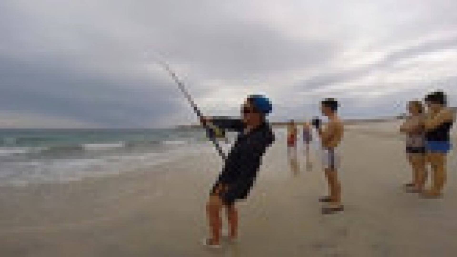 بالصور والفيديو.. شاب يصطاد قرشا ضخما بعد سنين من المحاولات