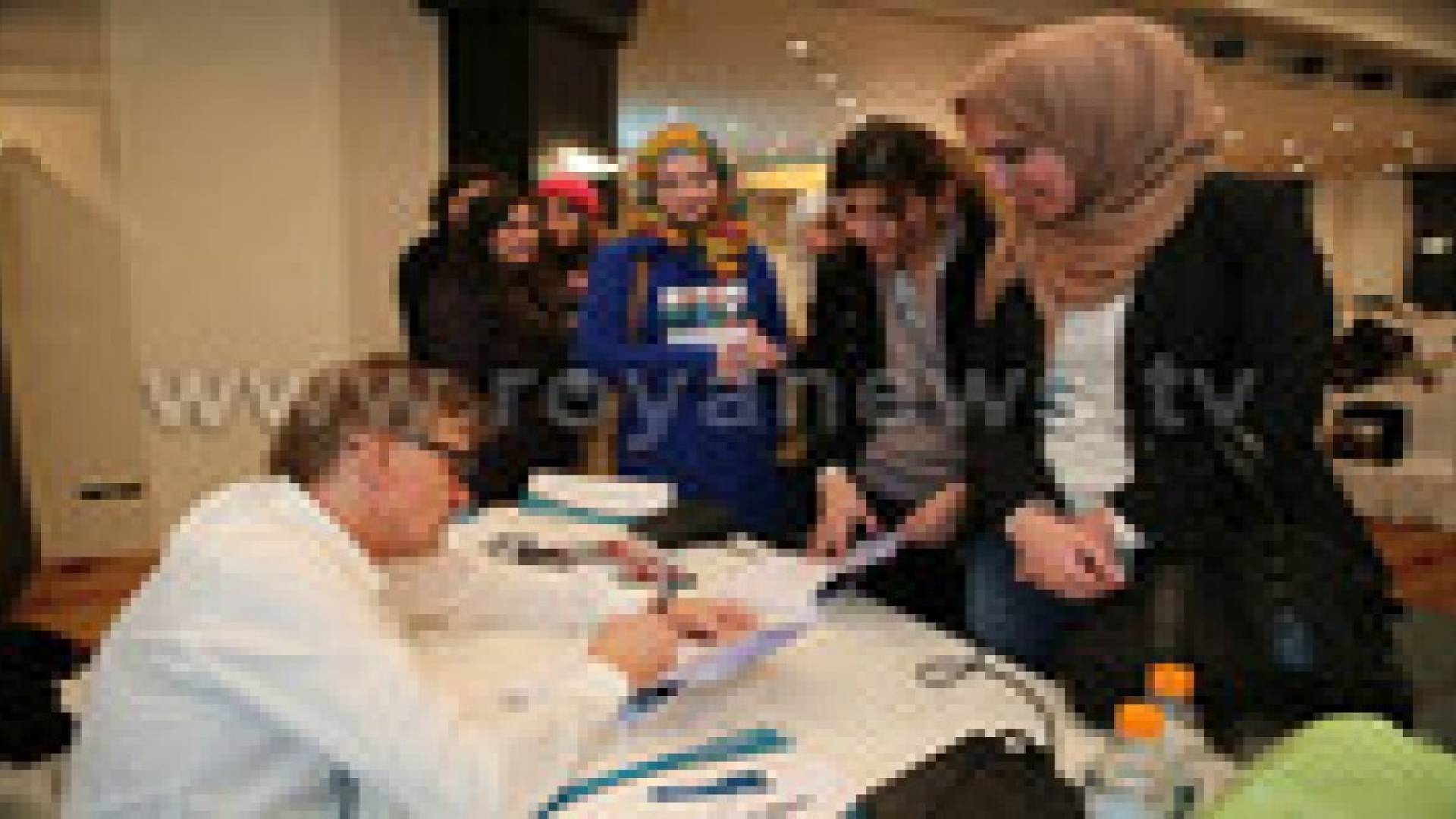 الطبيب النرويجي الممنوع من دخول غزة مدى الحياة يحاضر في عمان.. صور