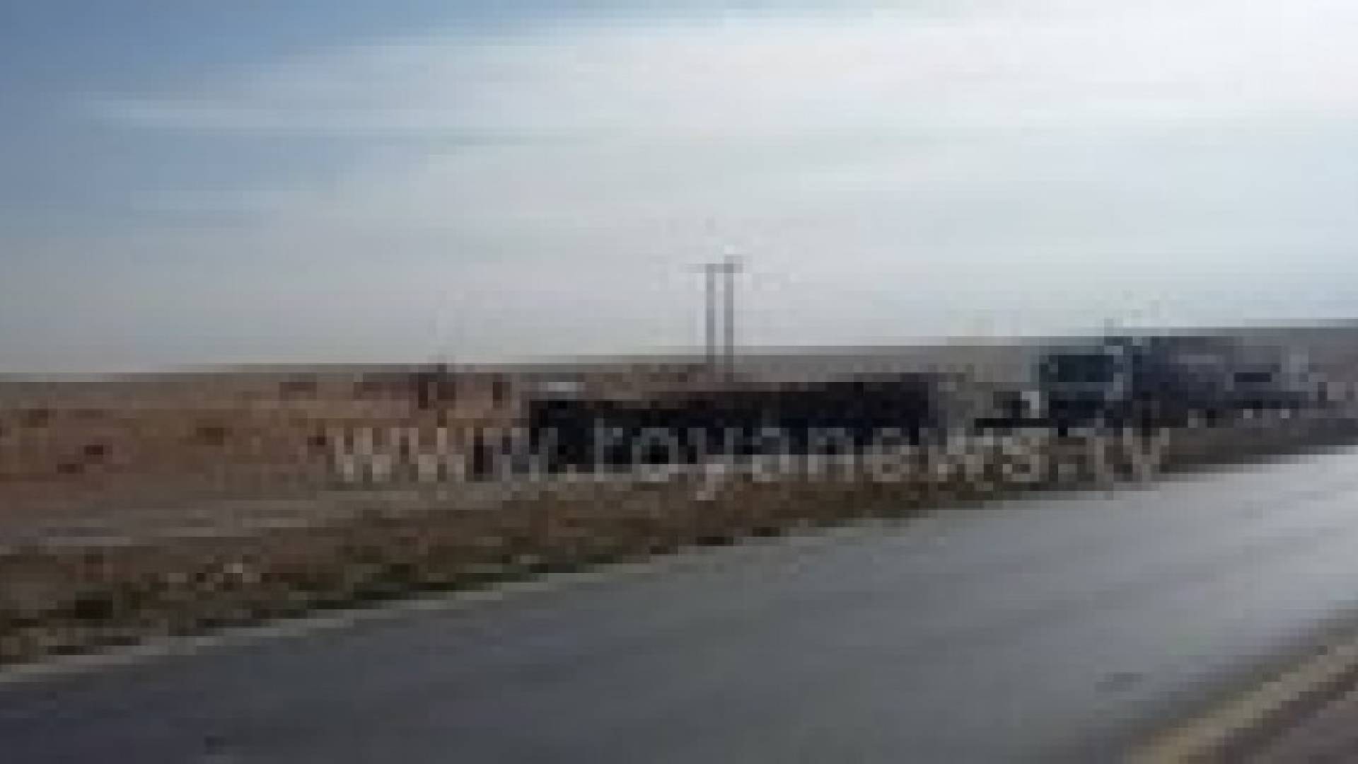 انقلاب شاحنة محملة بـ " البطاطا" على الطريق الصحراوي .. صور