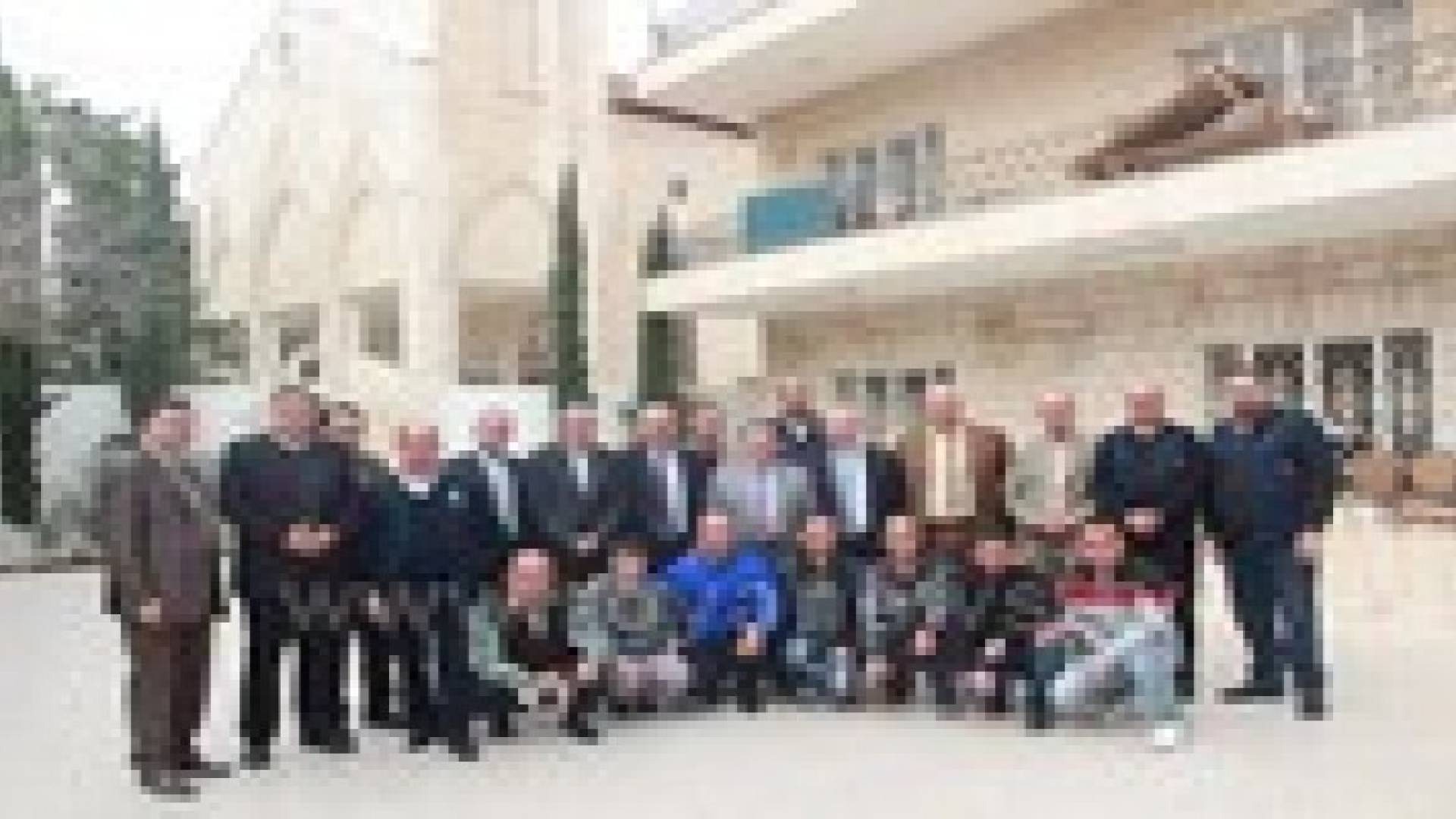 وفد نقابي يزور المهجرين المسيحيين في عمان .. صور