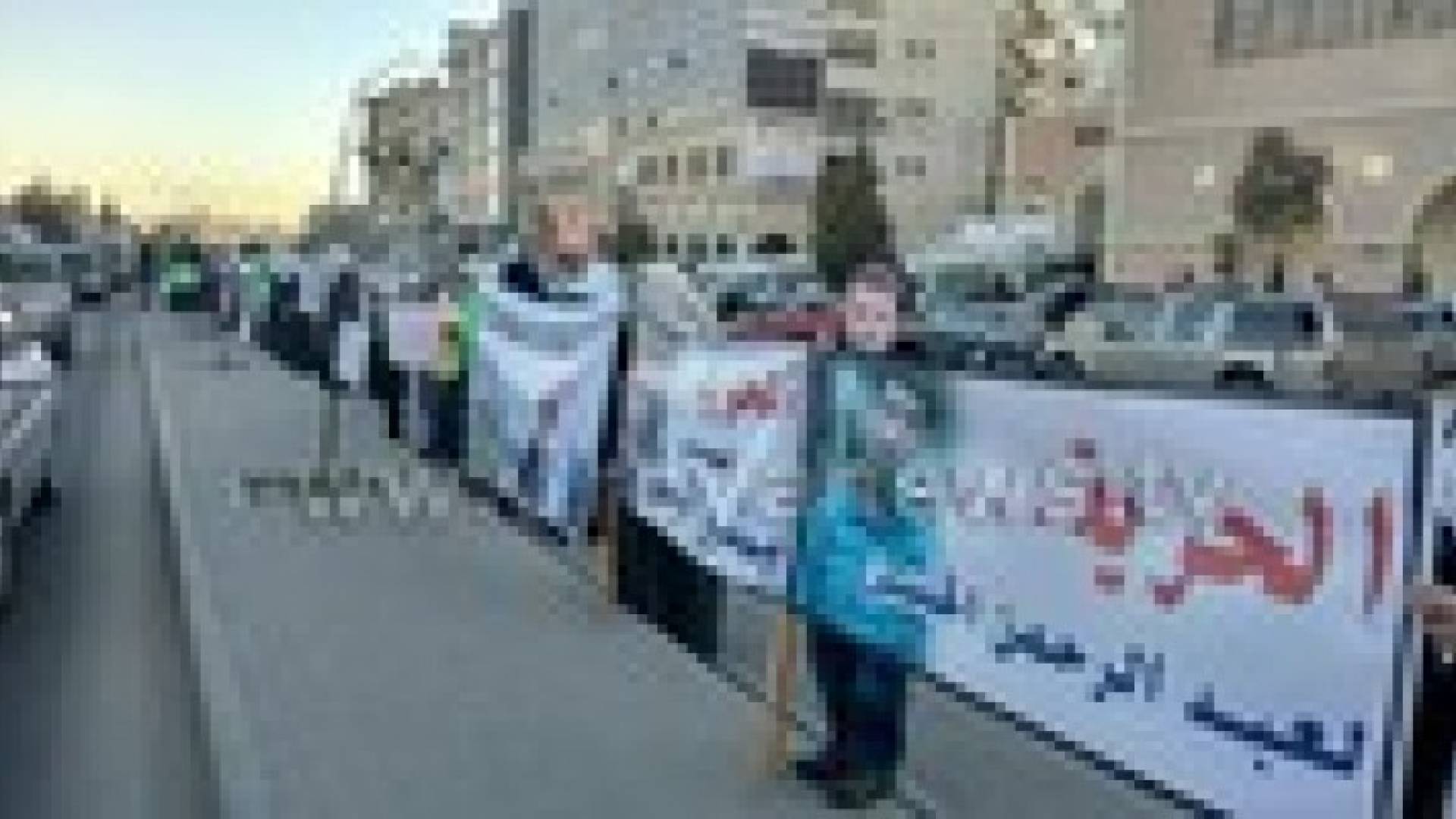 سلسلة بشرية في عمان تطالب بالافراج عن المعتقلين .. صور