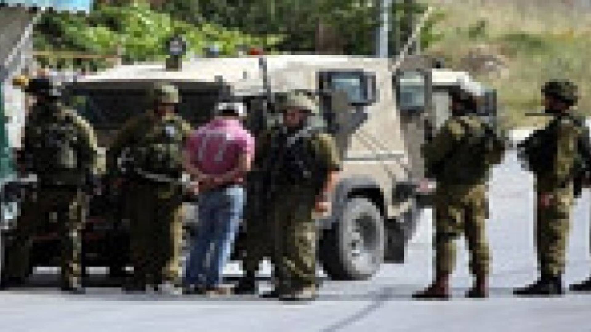 الاحتلال الإسرائيلي يعتقل 10 فلسطينيين في الضفة الغربية