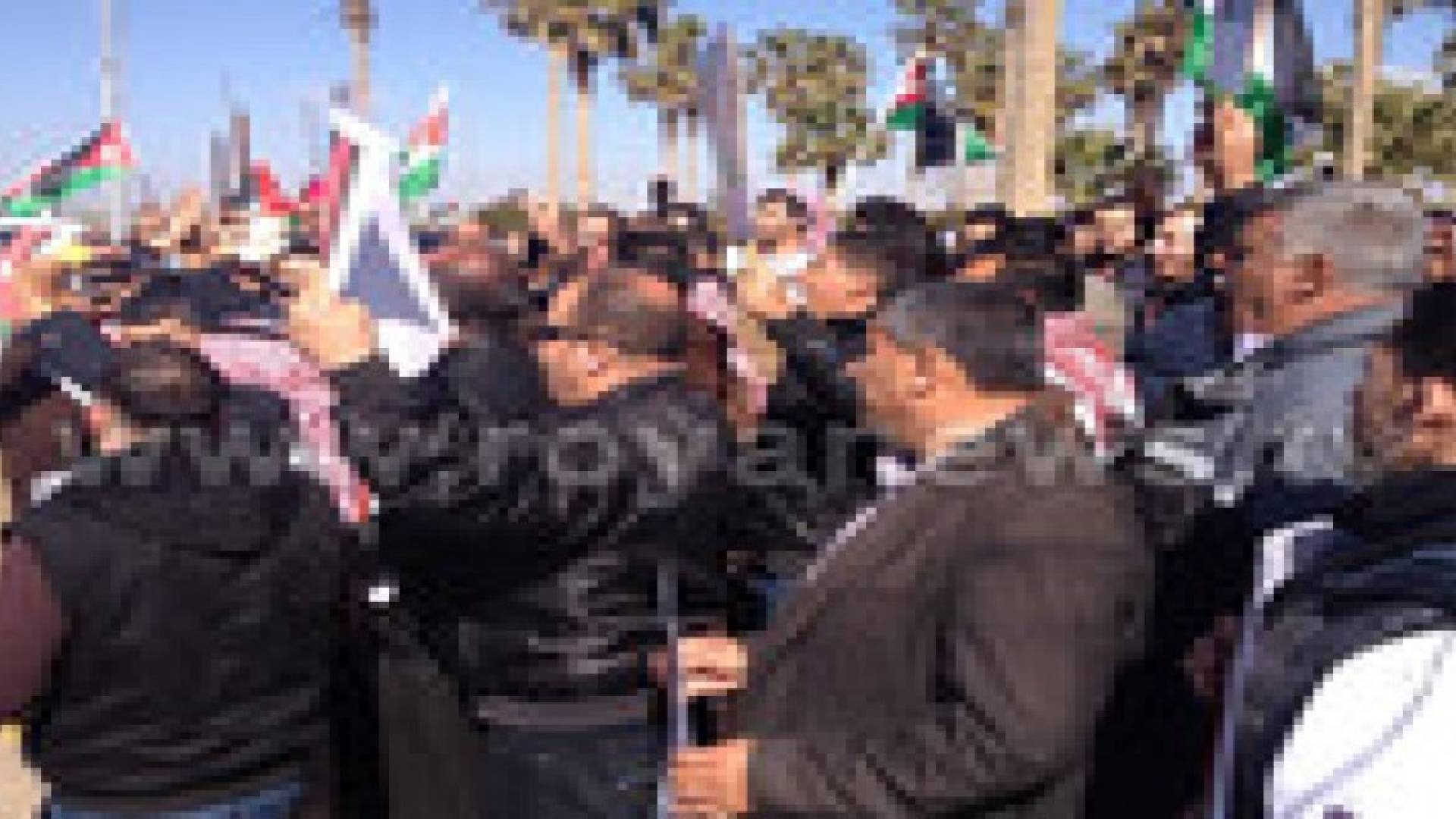 حشود شعبية على طريق المطار لاستقبال الملك..صور وفيديو