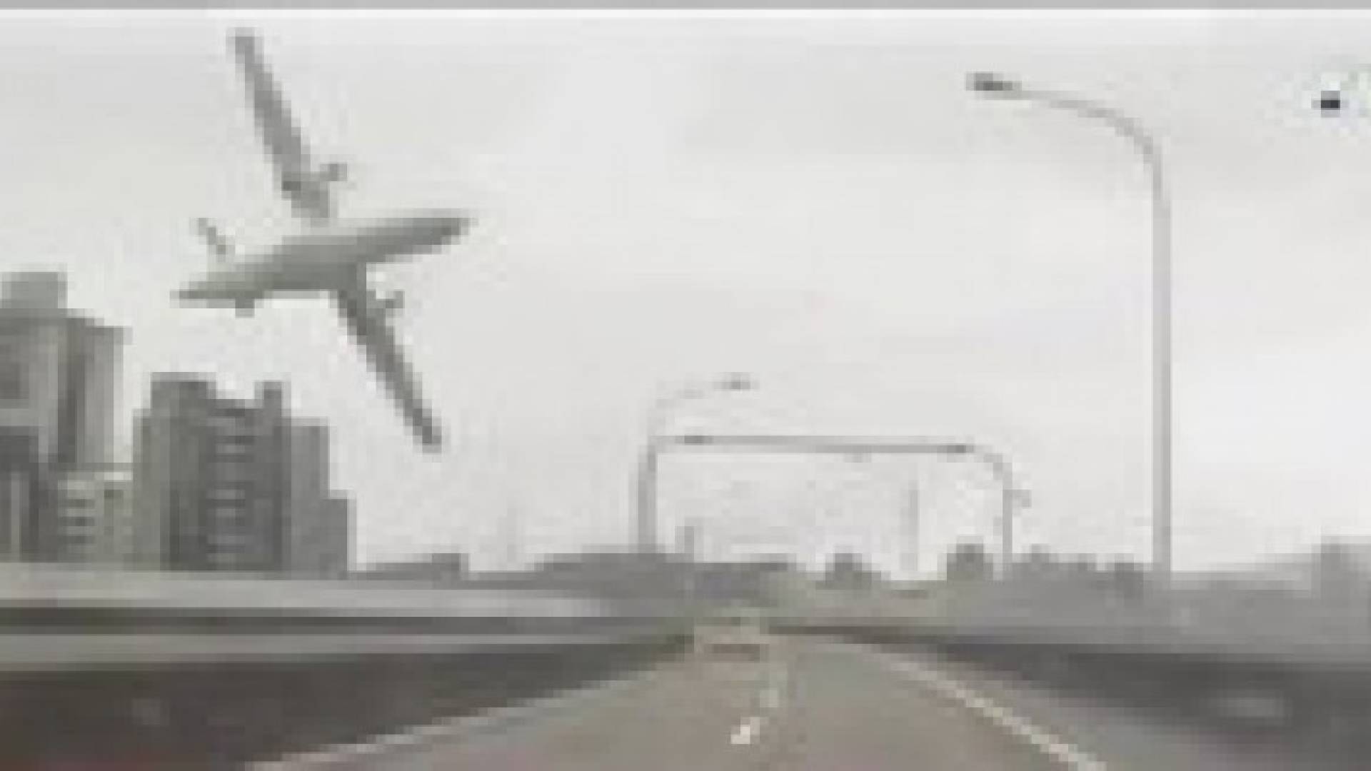 لحظة تحطم طائرة "ترانس آسيا" في أحد أنهار تايوان ..فيديو