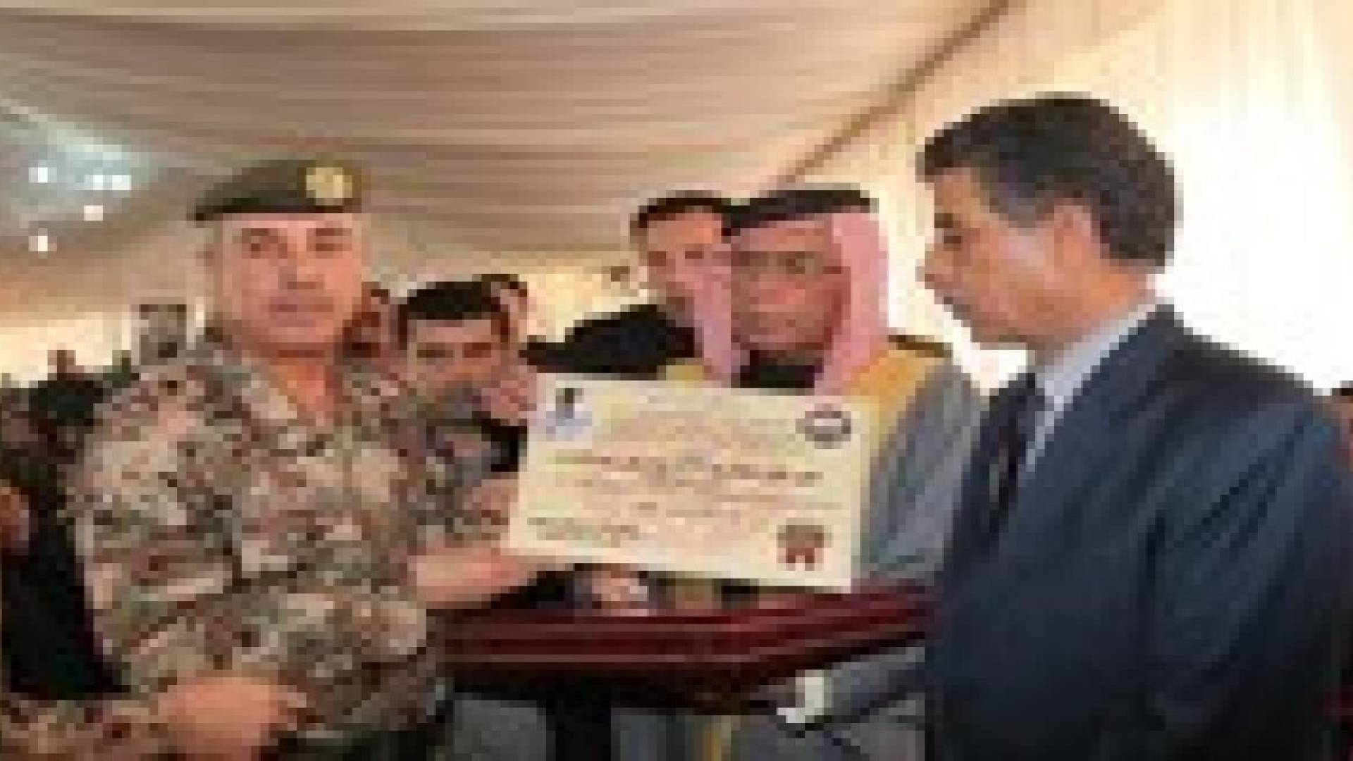 والد الشهيد يتسلم علم الأردن وشهادة استشهاد معاذ