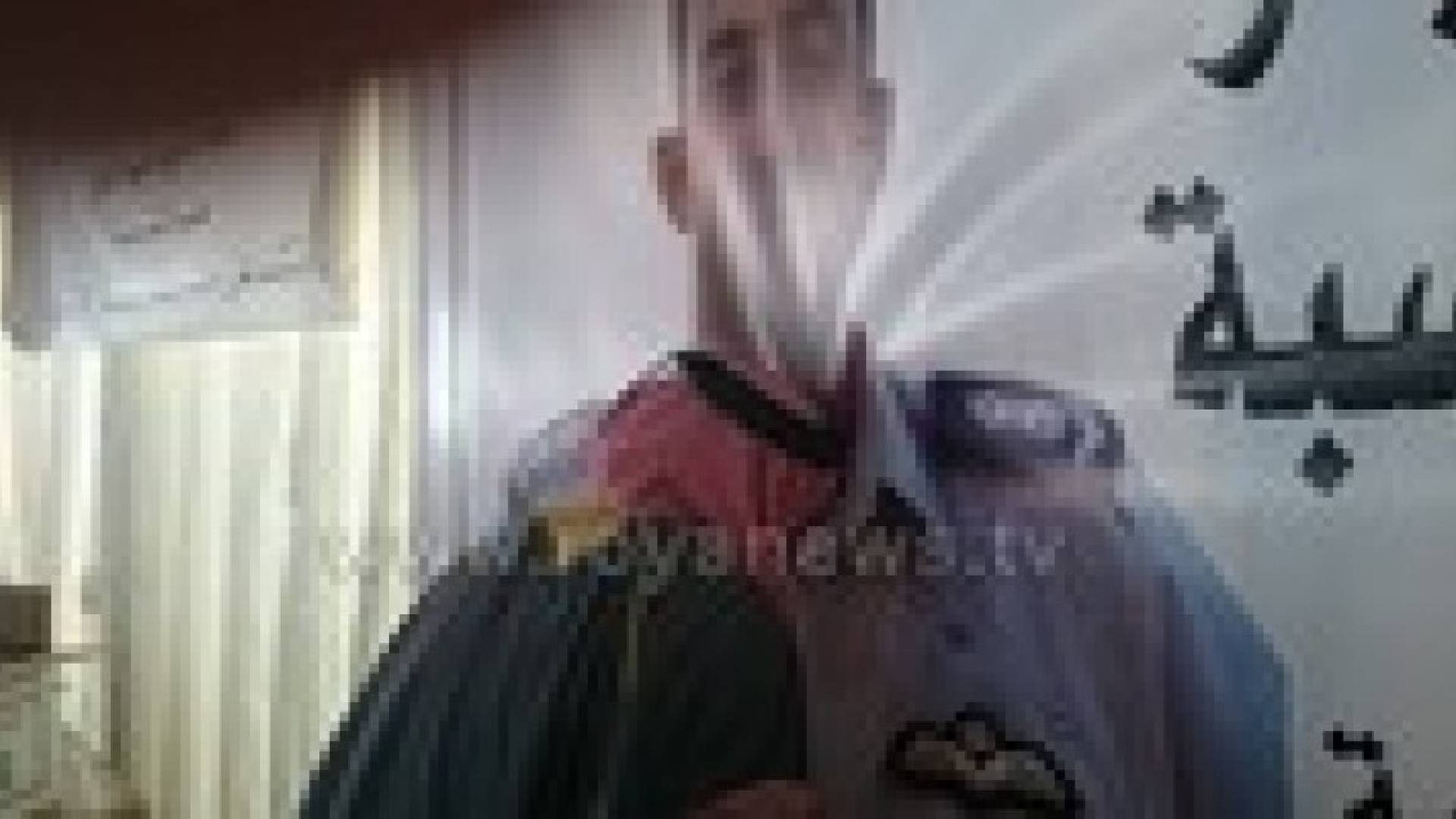 والد معاذ يؤدي التحية العسكرية ويقبل صورة ابنه .. صور