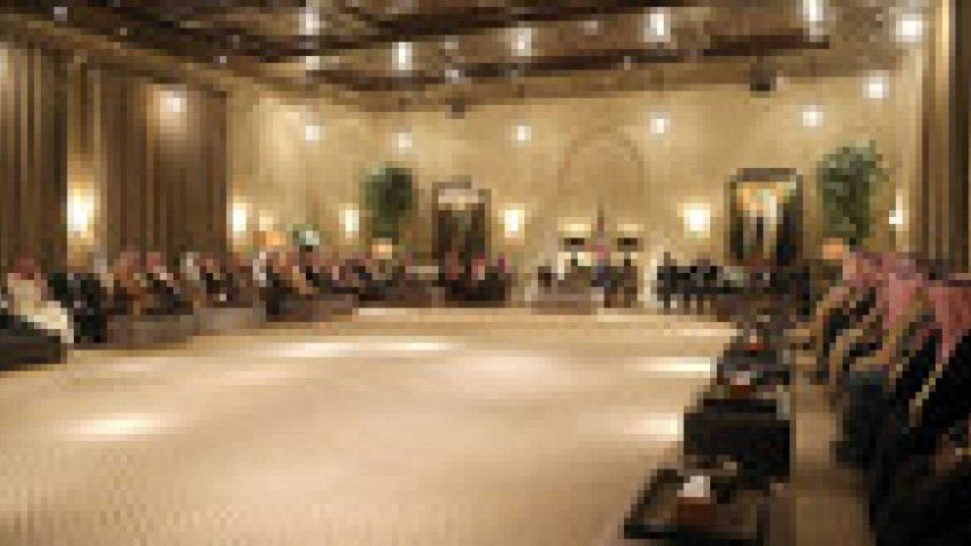 الملك يستقبل الأمير تركي بن طلال والوفد المرافق له في قصر الحسينية