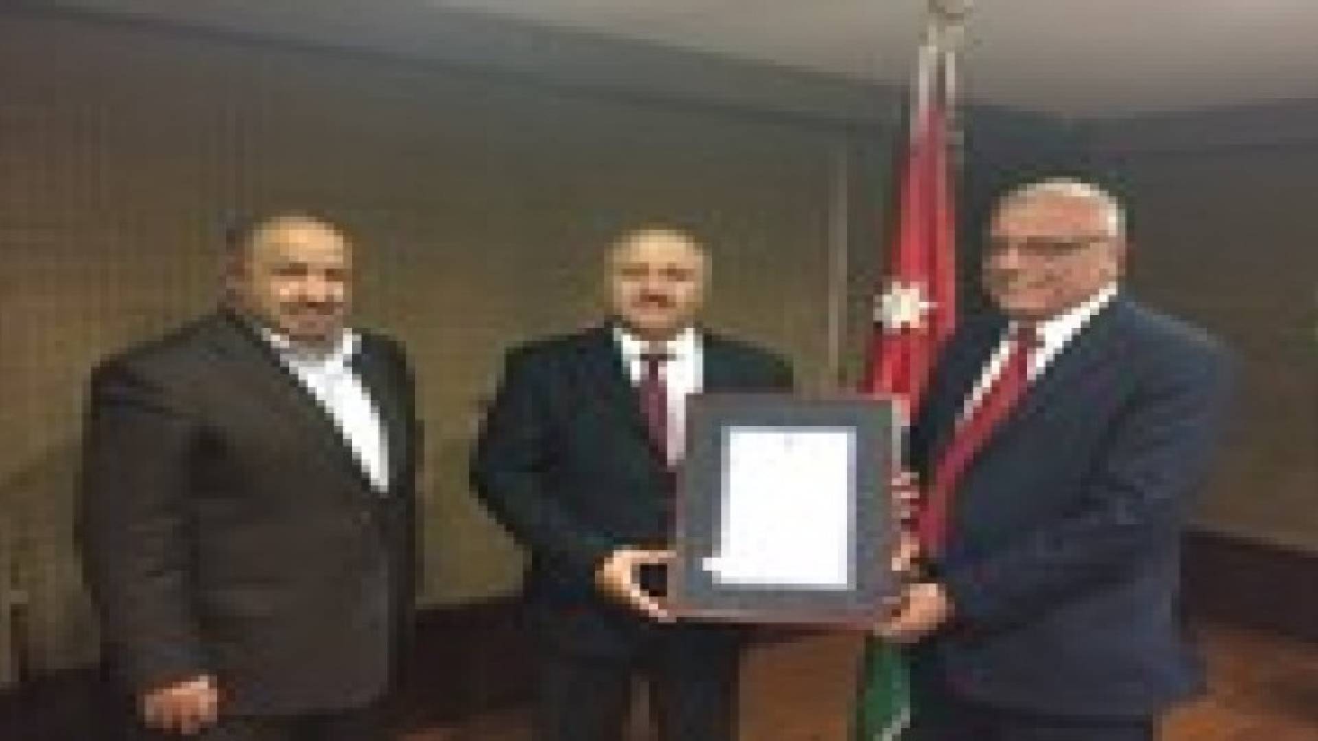 وزير المياه والري يستلم جائزة تميز الدولة