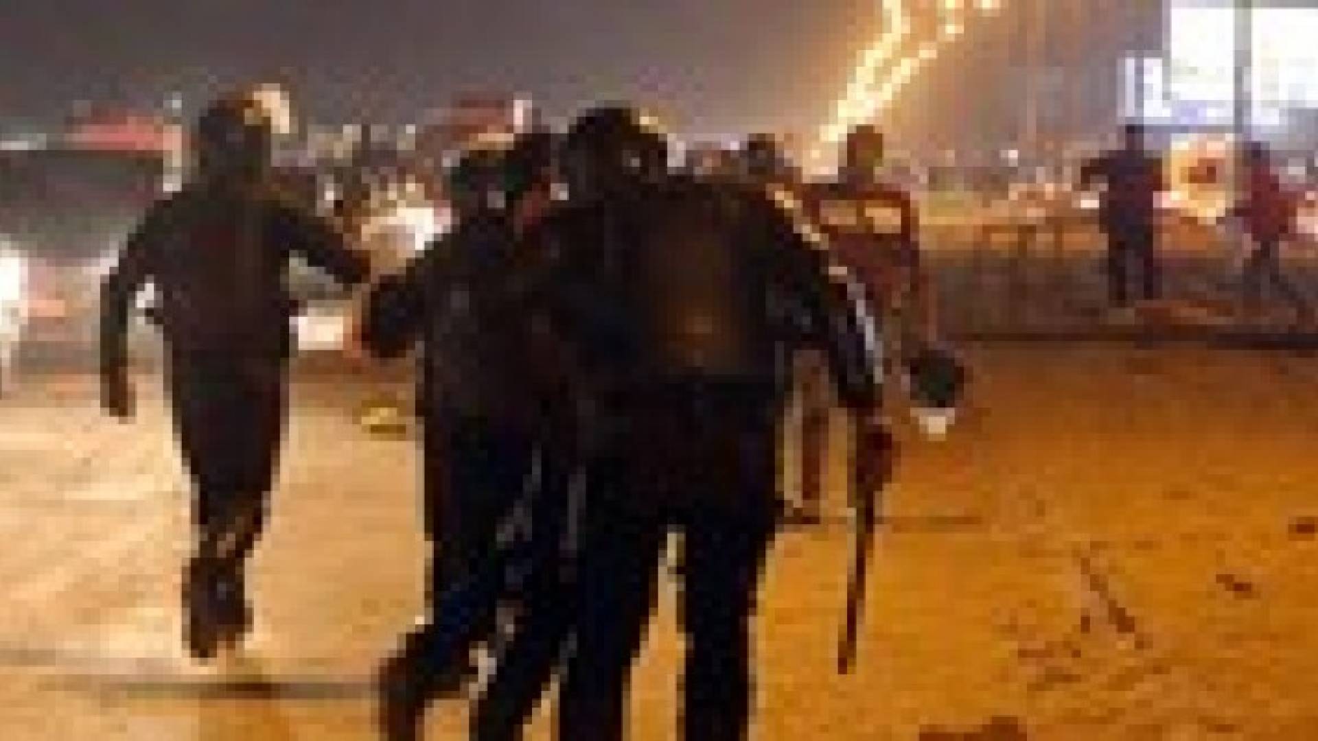 تعليق الدوري المصري بعد مقتل واصابة 80 شخصا  في أحداث " الزمالك " .. فيديو