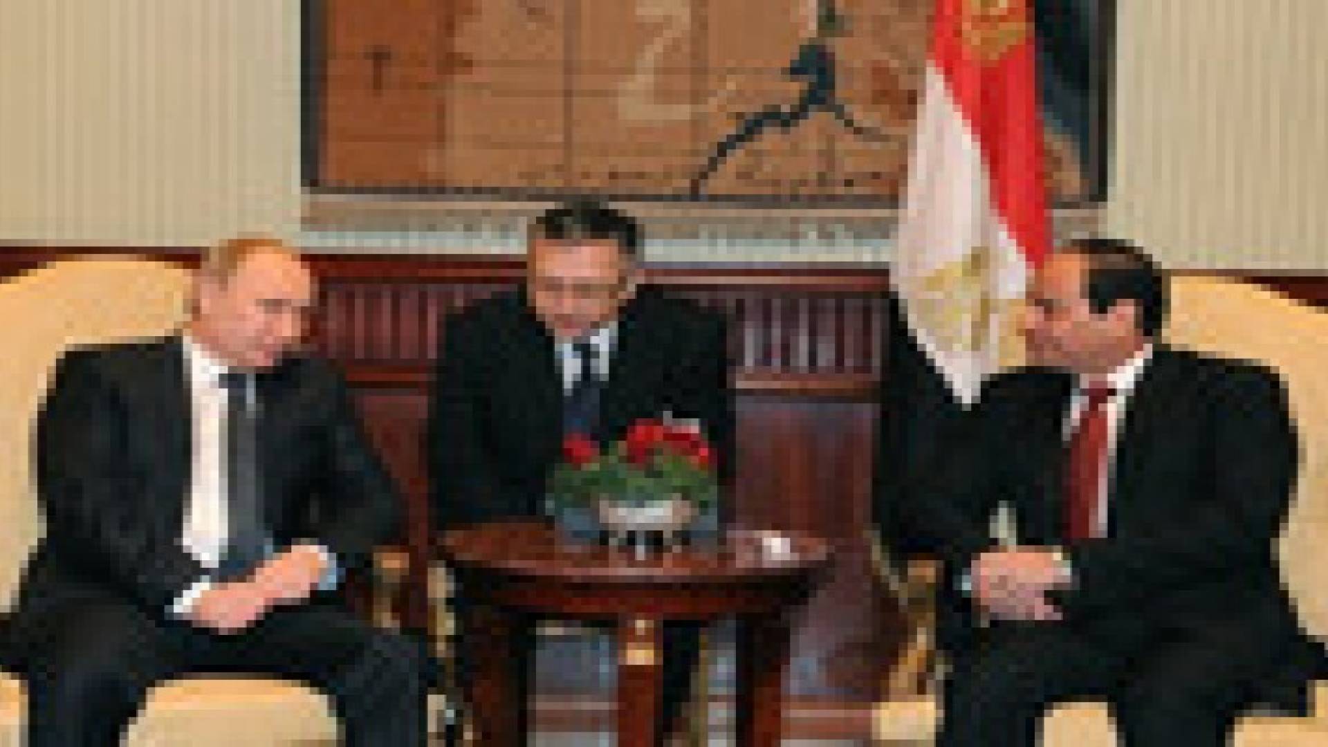 السيسي يستقبل بوتين في مطار القاهرة