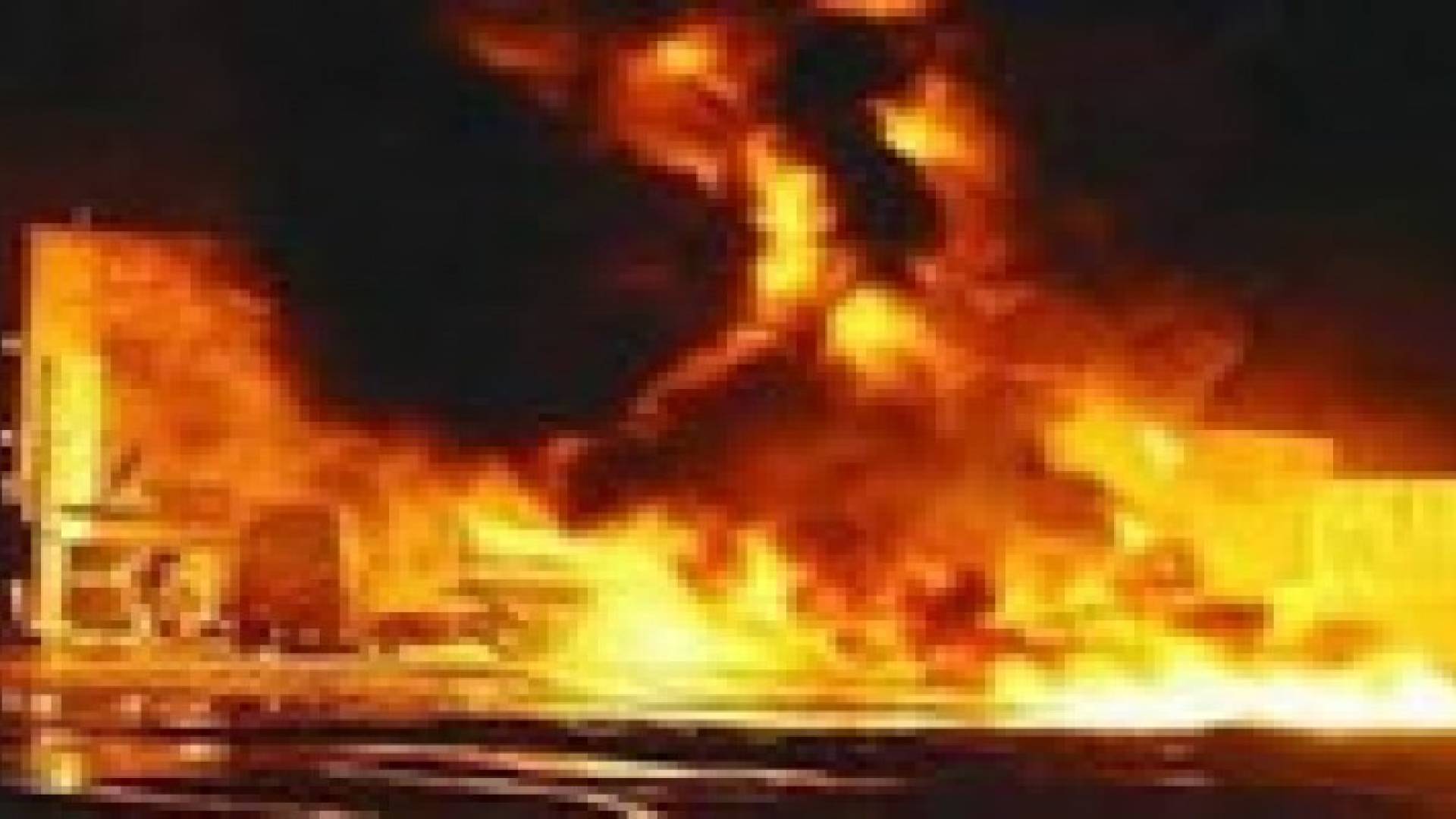 الدفاع المدني يخمد حريق مصنع للأخشاب في عمان
