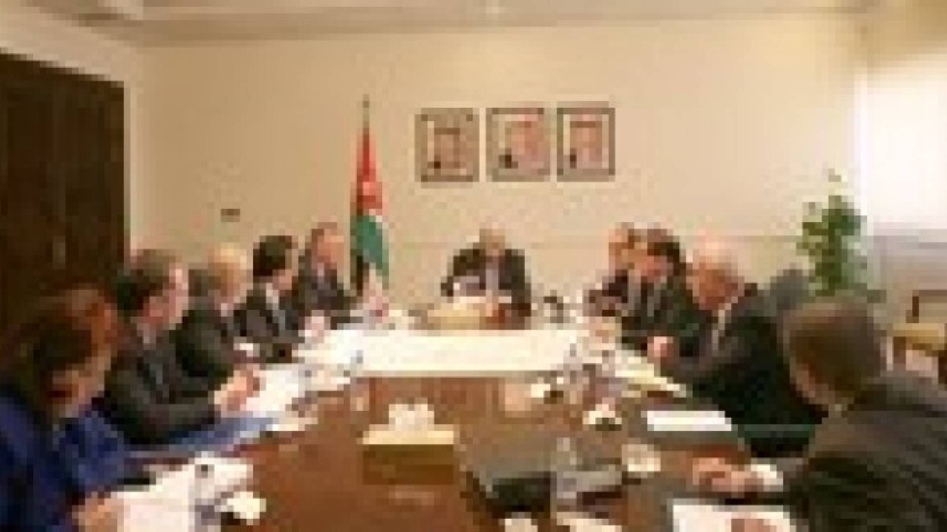 رئيس الوزراء يستمع لشرح عن اعادة تأهيل أراضي الفوسفات بالرصيفة