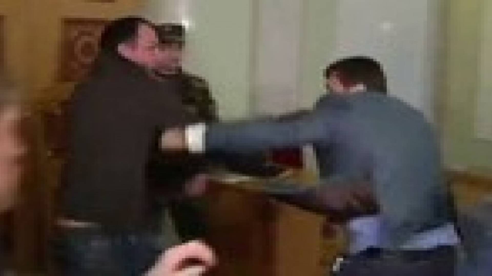 بالفيديو.. دماء تحت قبة البرلمان الأوكراني